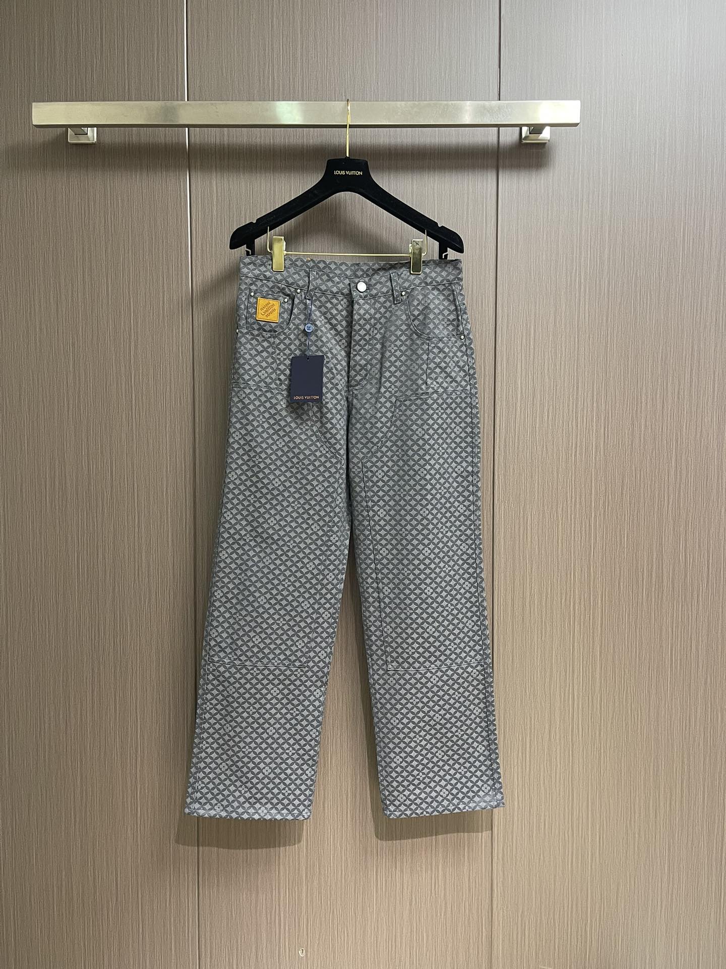 NO:538704,LV fish scale jacquard pattern jeans, this cotton presents Dandy Monogram jacquard weaving for the 2025 autumn and winter show, injecting rich texture into the casual silhouette. The pocket and splicing structure are rich in details, and the pearlescent buttons interpret Dandy style, which can create a leisurely and elegant shape with the same style. Size S-XL, louis vuitton, jeans, alexander wang19860909LV 鱼鳞提花图案牛仔裤,本款棉质呈现 2025秋冬秀场的Dandy Monogram提花织纹,为休闲廓形注入丰富肌理.口袋和拼接结构丰富细节,珠光纽扣诠释丹迪风尚,可与同款共筑闲雅造型.尺码S-XL,,louis vuitton,jeans,alexander wang,Men's clothing