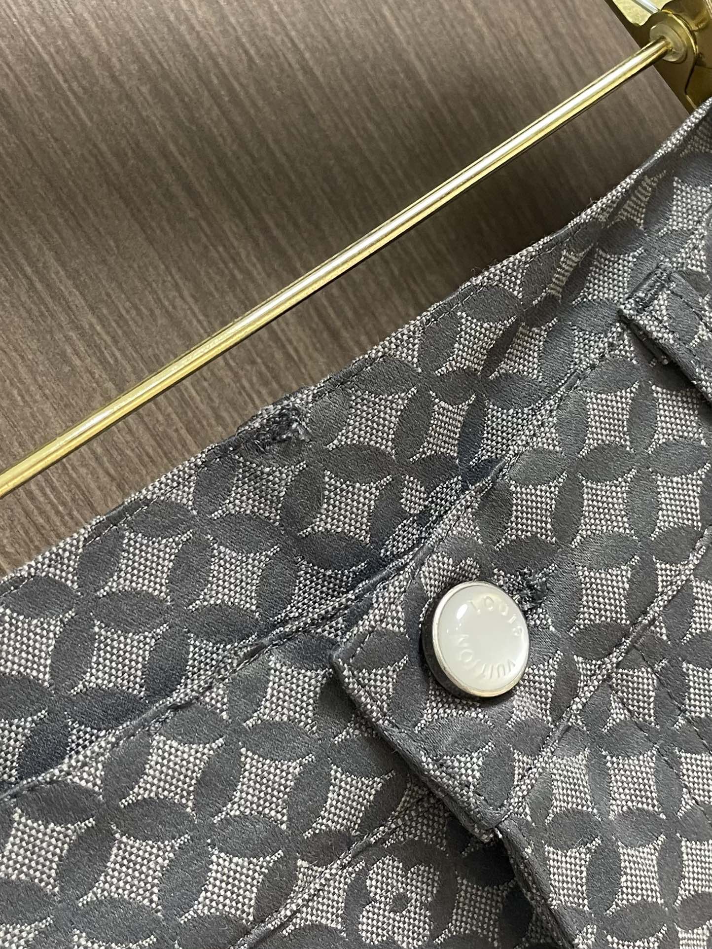 LV 鱼鳞提花图案牛仔裤，本款棉质呈现 2025秋冬秀场的Dandy Monogram提花织纹，为休闲廓