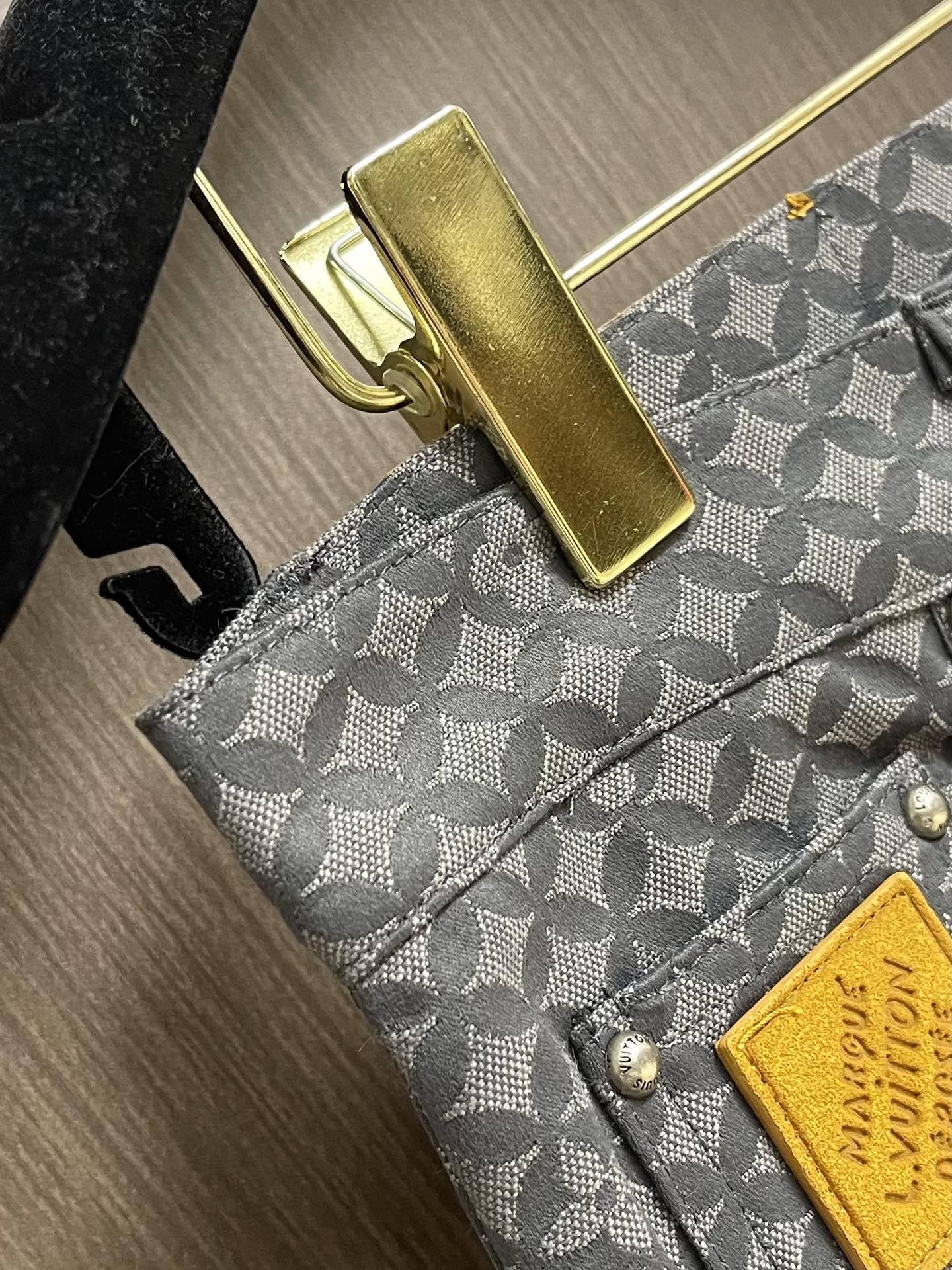 LV 鱼鳞提花图案牛仔裤，本款棉质呈现 2025秋冬秀场的Dandy Monogram提花织纹，为休闲廓