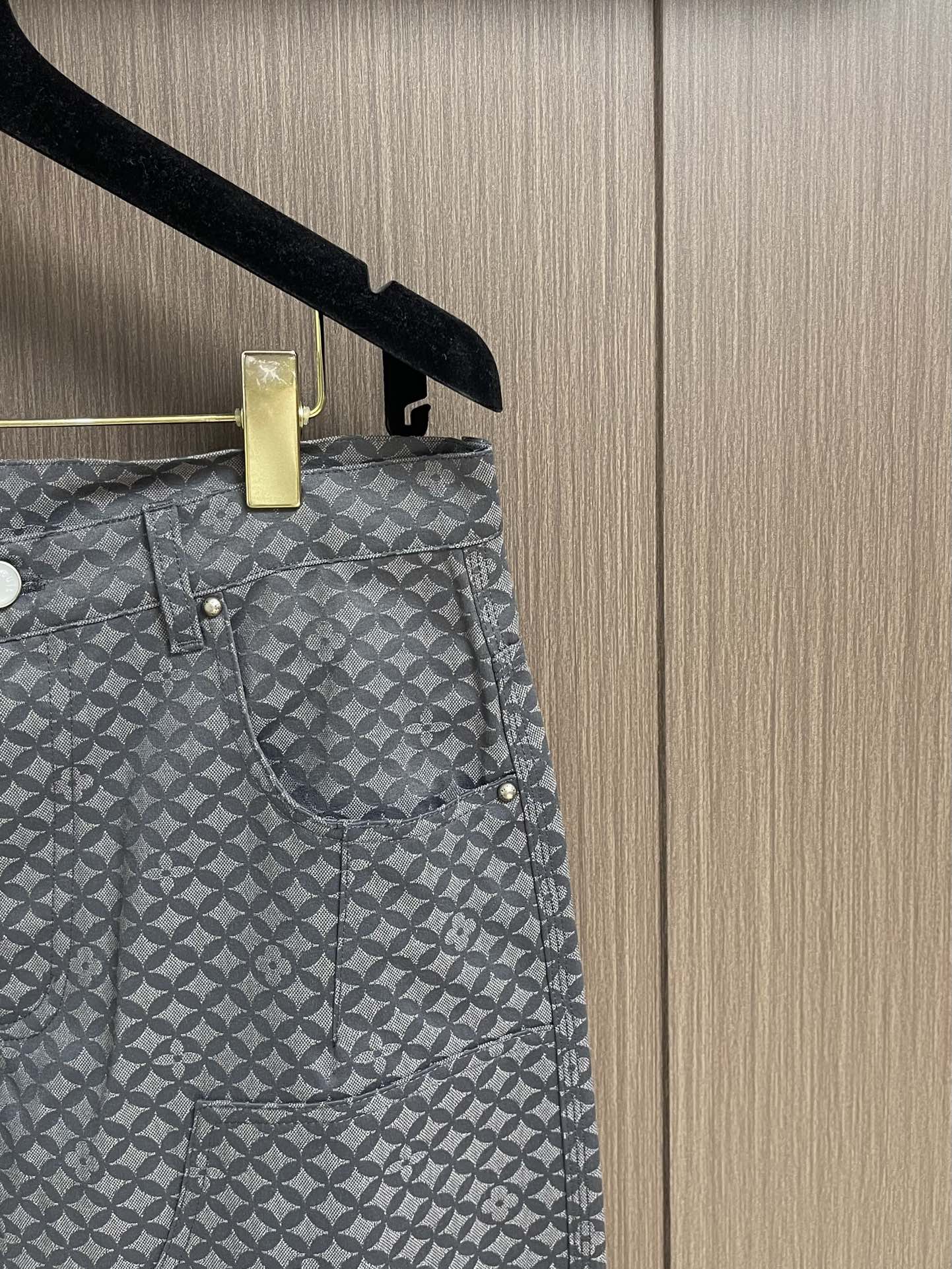 LV 鱼鳞提花图案牛仔裤，本款棉质呈现 2025秋冬秀场的Dandy Monogram提花织纹，为休闲廓