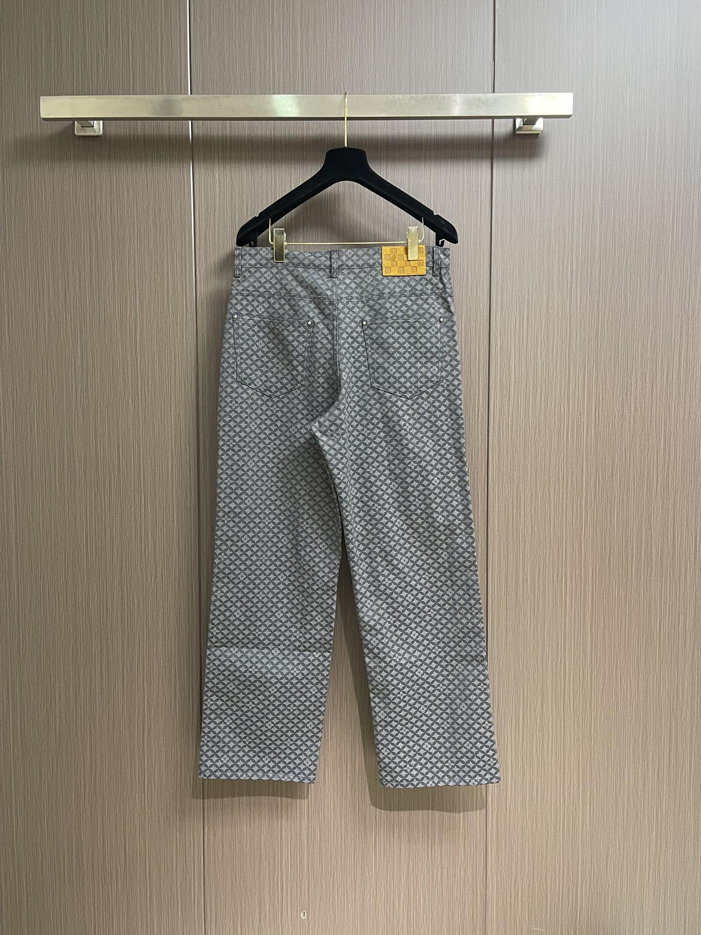 LV 鱼鳞提花图案牛仔裤，本款棉质呈现 2025秋冬秀场的Dandy Monogram提花织纹，为休闲廓