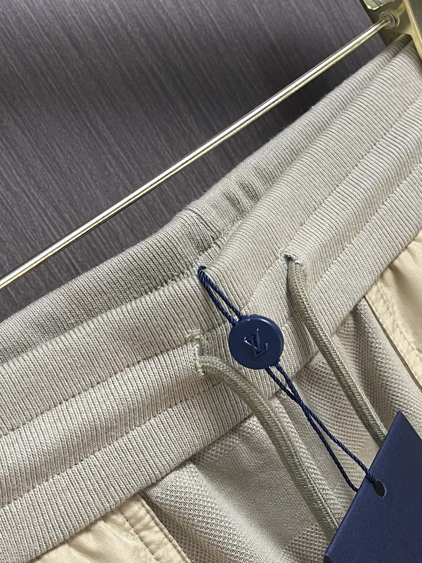 LV 2025ss新款DER 工装长裤，本款工装长裤选用 Der 混纺珠地棉，在两侧和贴袋处嵌入色块，巧