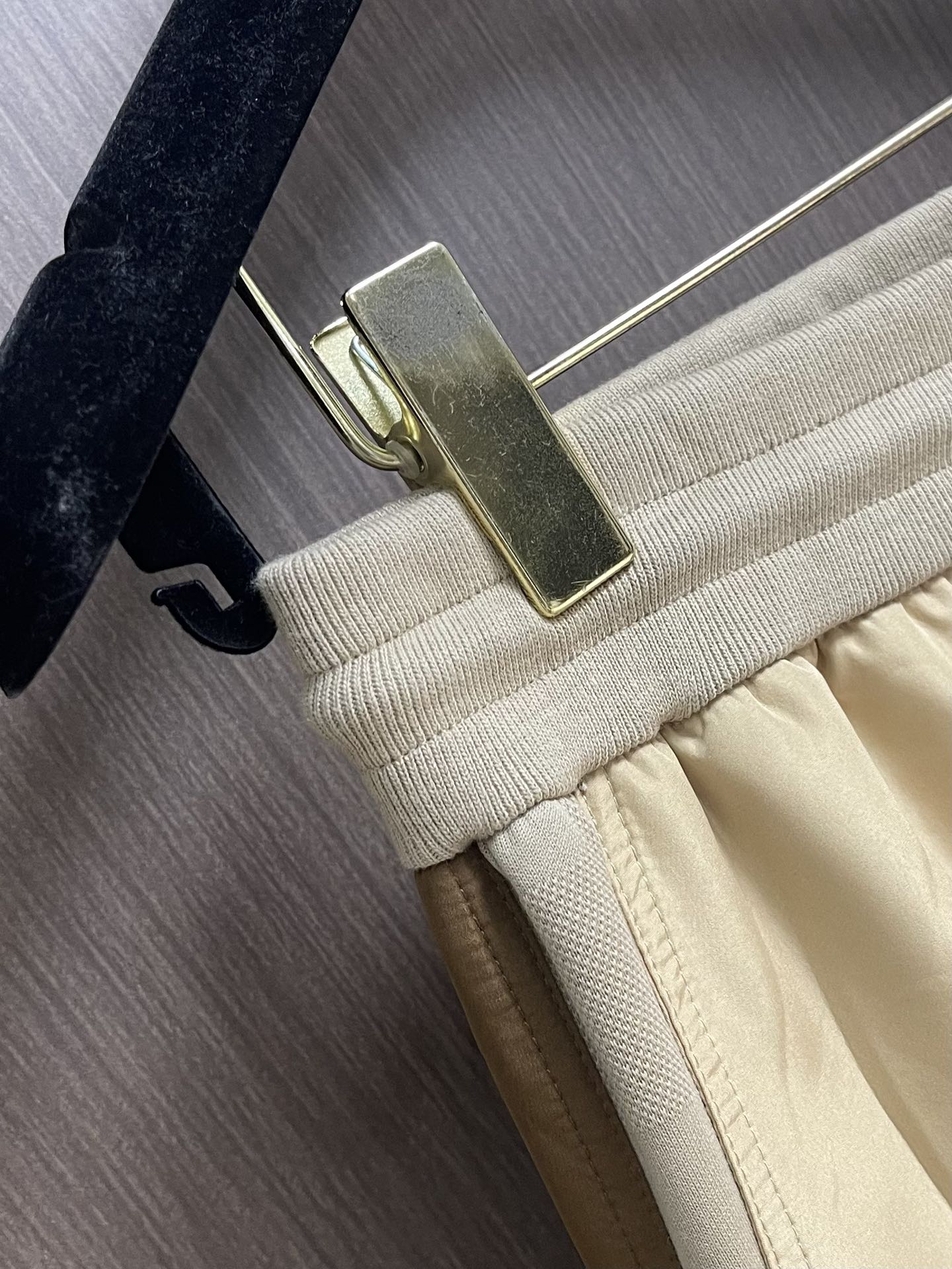 LV 2025ss新款DER 工装长裤，本款工装长裤选用 Der 混纺珠地棉，在两侧和贴袋处嵌入色块，巧