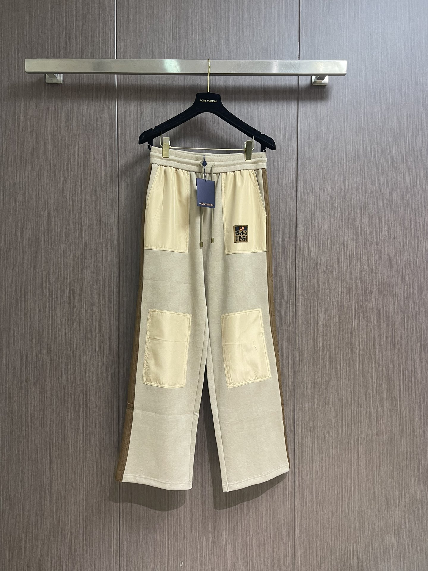 NO:538702,LV 2025ss new DER tool trousers, this tool trousers are made of Der blended bead floor cotton, with color blocks embedded on both sides and patch pockets, cleverly releasing the dynamic atmosphere. The drawstring on the ribbed waist is equipped with metal ends, and the left pocket is embroidered with Japan labels, indicating the cooperation with Japanese designer Nigo in the season. It is suitable for matching with the same pullover. Size S-XL,,louis vuitton,alexander wang19860909LV 2025ss新款DER 工装长裤,本款工装长裤选用 Der 混纺珠地棉,在两侧和贴袋处嵌入色块,巧妙释放动感气息.罗纹腰部的抽绳配有金属端头,左侧口袋绣上 Japan 标签,点明当季与日本设计师Nigo 的联袂合作.与同款套头衫搭配相宜.尺码S-XL,,louis vuitton,alexander wang,Men's clothing