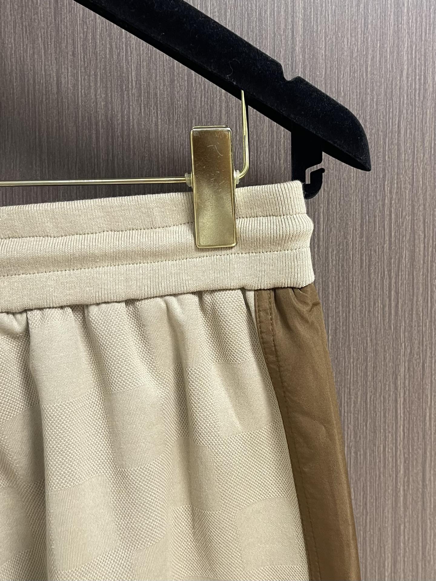 LV 2025ss新款DER 工装长裤，本款工装长裤选用 Der 混纺珠地棉，在两侧和贴袋处嵌入色块，巧