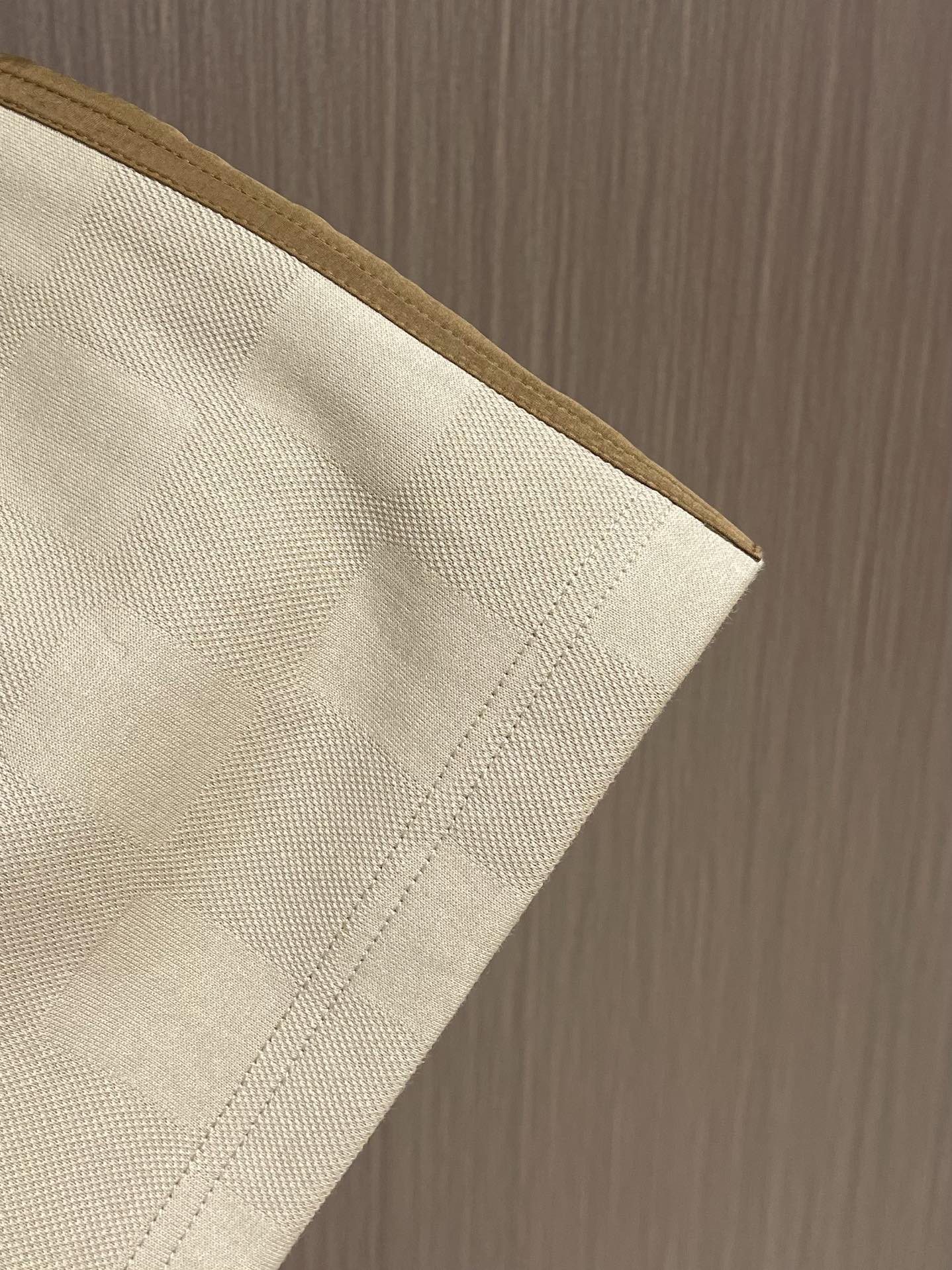 LV 2025ss新款DER 工装长裤，本款工装长裤选用 Der 混纺珠地棉，在两侧和贴袋处嵌入色块，巧