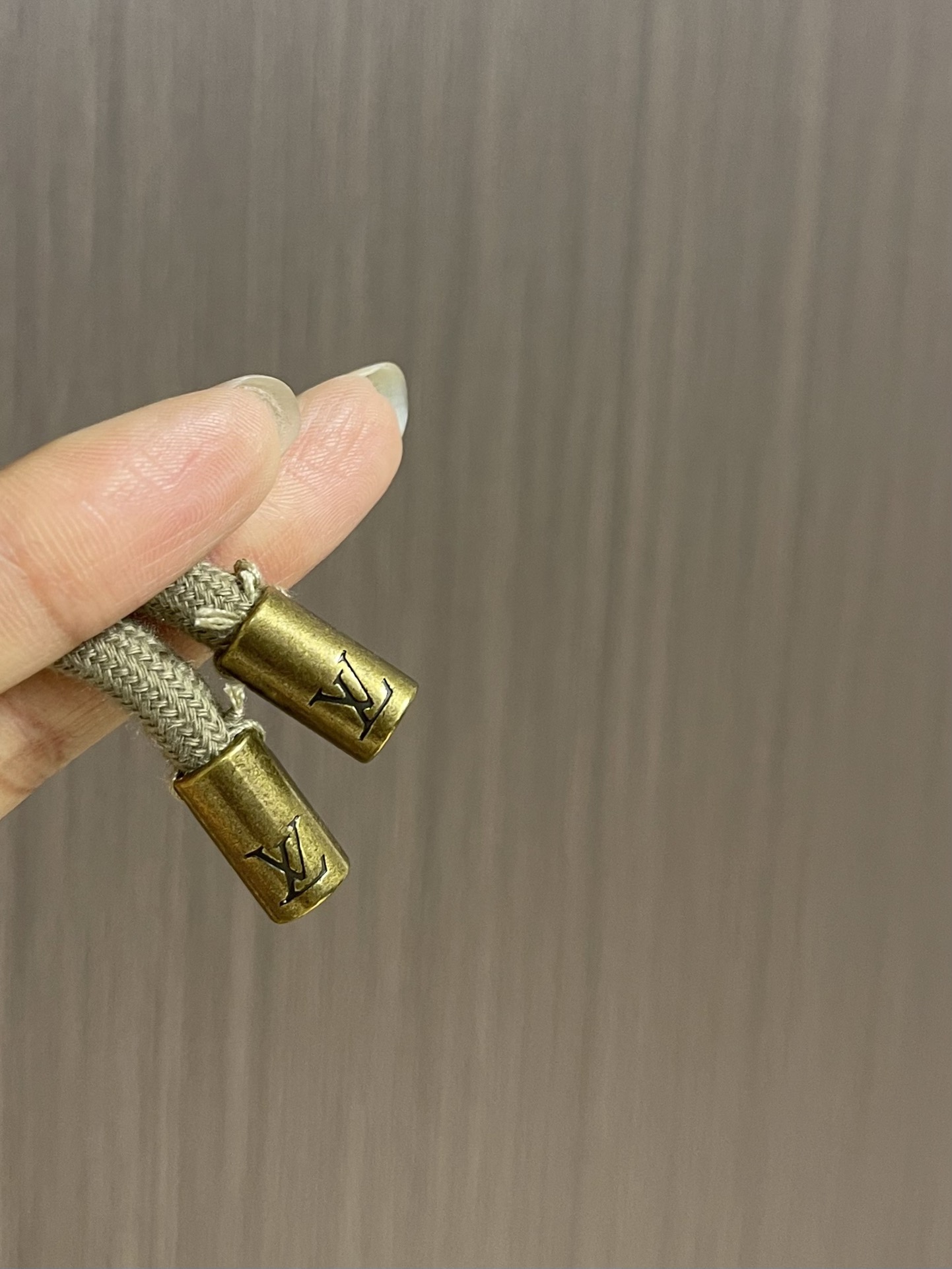 LV 2025ss新款DER 工装长裤，本款工装长裤选用 Der 混纺珠地棉，在两侧和贴袋处嵌入色块，巧