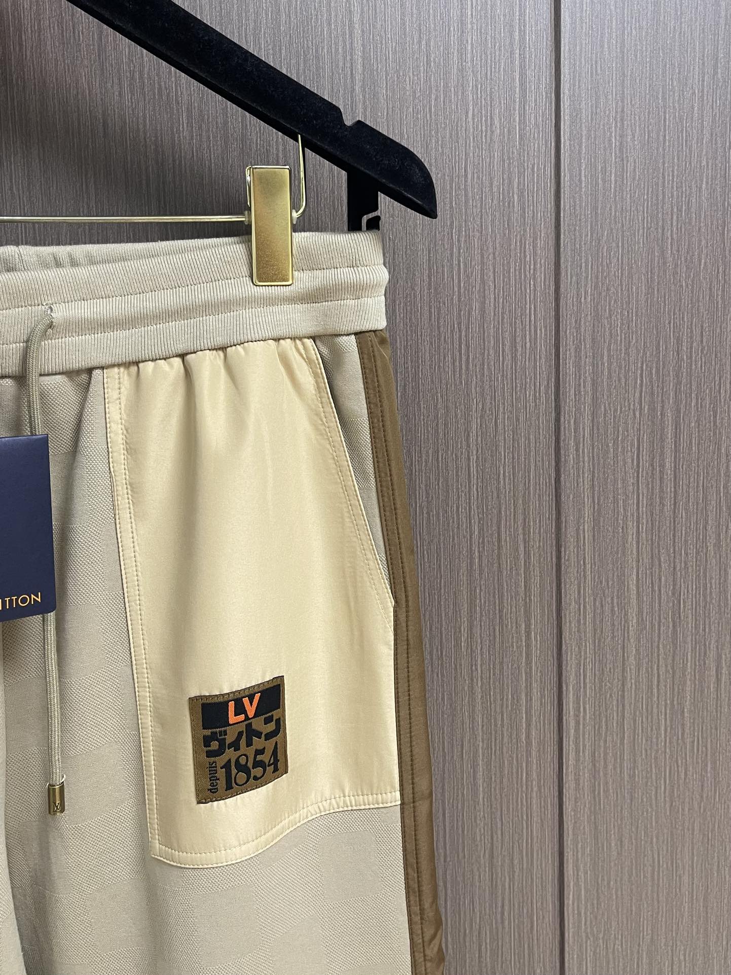 LV 2025ss新款DER 工装长裤，本款工装长裤选用 Der 混纺珠地棉，在两侧和贴袋处嵌入色块，巧