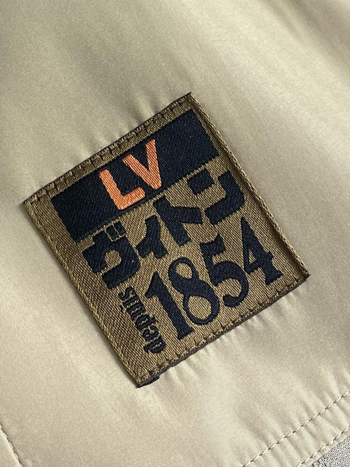 LV 2025ss新款DER 工装长裤，本款工装长裤选用 Der 混纺珠地棉，在两侧和贴袋处嵌入色块，巧