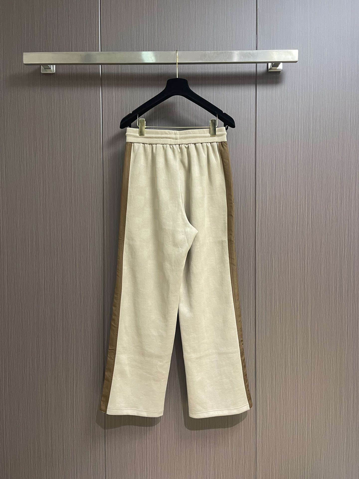 LV 2025ss新款DER 工装长裤，本款工装长裤选用 Der 混纺珠地棉，在两侧和贴袋处嵌入色块，巧