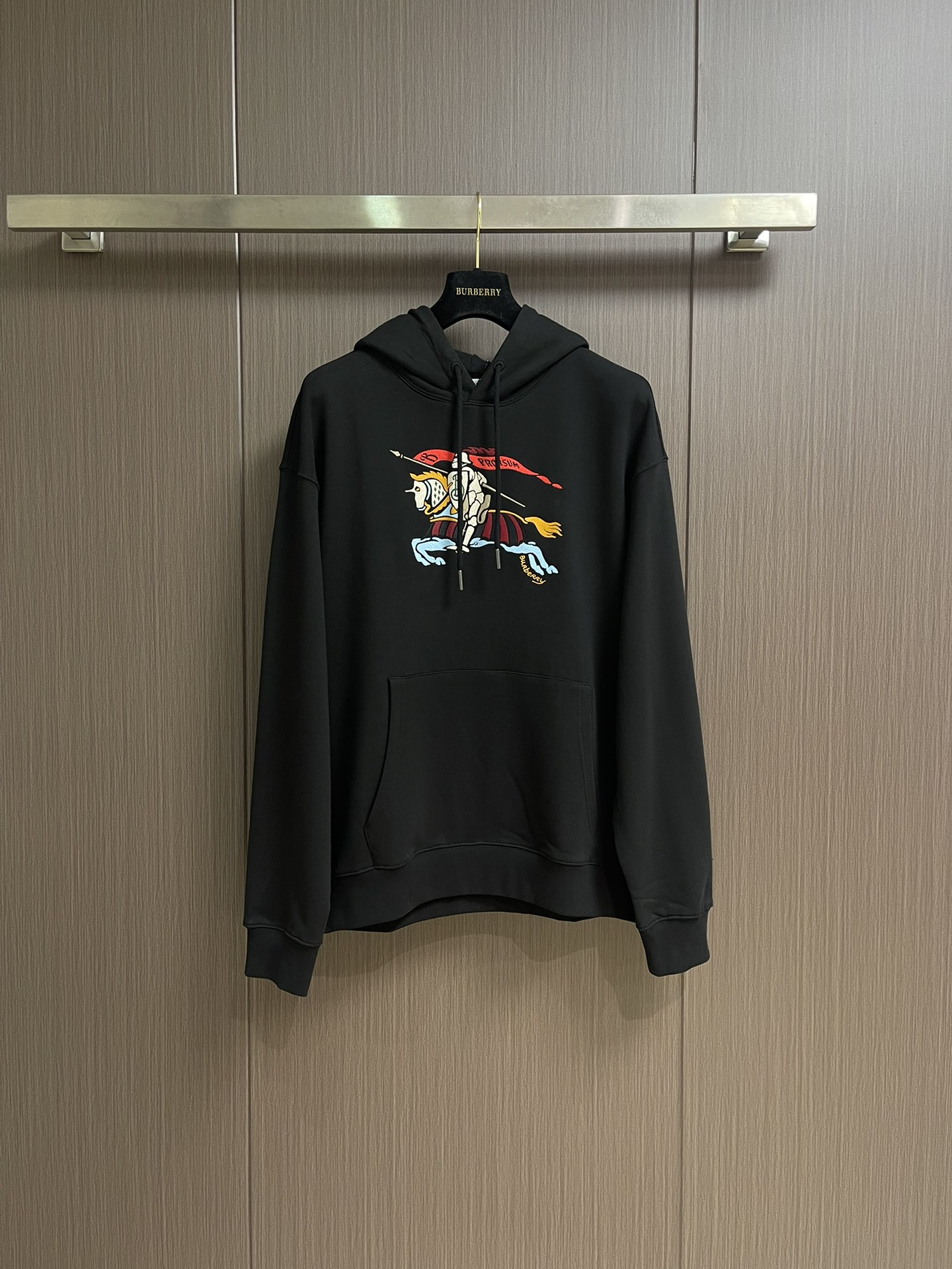 NO:537660,Burberry Color Equestrian Knight logo cotton hooded sweatshirt, no challenge in terms of material, detail restoration and craftsmanship, just to contribute wonderful products to everyone, it is made of terry cotton fabric to present a casual style, incorporates Burberry Equestrian Knight logo embroidery, interpreted in colorful colors. The front is embroidered with Burberry letter embroidery logo - The casual style is looser than the regular style. The overall loose style configuration is more youthful and sporty, highlighting the fashionable feeling of the modern city, the upper body is atmospheric, the effect is excellent, and the combination is more worry-free and effort-saving. Whether it is casual sports or high street travel, you can easily control it!  !  The overall texture of pure cotton high-cost fabric is extremely comfortable and has excellent skin-friendly effect. In terms of OV style, it is also a perfect outfit, perfectly meeting the needs of various outfit occasions. It is extremely extraordinary, and its grade and charm are extremely outstanding and eye-catching, which can better demonstrate the brand specifications and your pursuit of fashion!  !  Size S-XL, Burberry, hoodie, sweatshirts, hats, alexander wang19860909Burberry 彩色马术骑士徽标棉质连帽卫衣,不管是材质还是细节还原度以及工艺制作方面不惧任何挑战,只为给大家奉献绝妙产物,选用毛圈棉面料打造,呈现休闲版型,融入 Burberry马术骑士徽标刺绣,以缤纷色彩演绎.正面点缀Burberry字母刺绣徽标﹣ 休闲版型较常规版型剪裁更为宽松.整体宽松的版型配置,更具青春运动风格,凸显现代都市的时尚感,上身大气出彩,效果极佳,搭配更是省心省力,无论是休闲运动还是高街出行,都能轻松驾驭！！纯棉的高支数面料整体的触感极为舒适,亲肤效果也是极佳.且OV 版型方面也是完美穿搭效果,完美的符合各种穿搭场合的所需.极为非凡,档次与魅力更是极为的出色亮眼,更能够彰显品牌规格与你对于时尚的追求！！尺码S-XL,,burberry,hoodie,sweatshirts,hats,alexander wang,Men's clothing