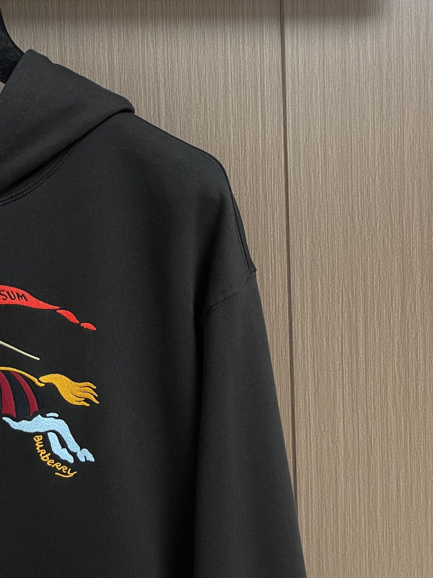 Burberry 彩色马术骑士徽标棉质连帽卫衣，不管是材质还是细节还原度以及工艺制作方面不惧任何挑战，只