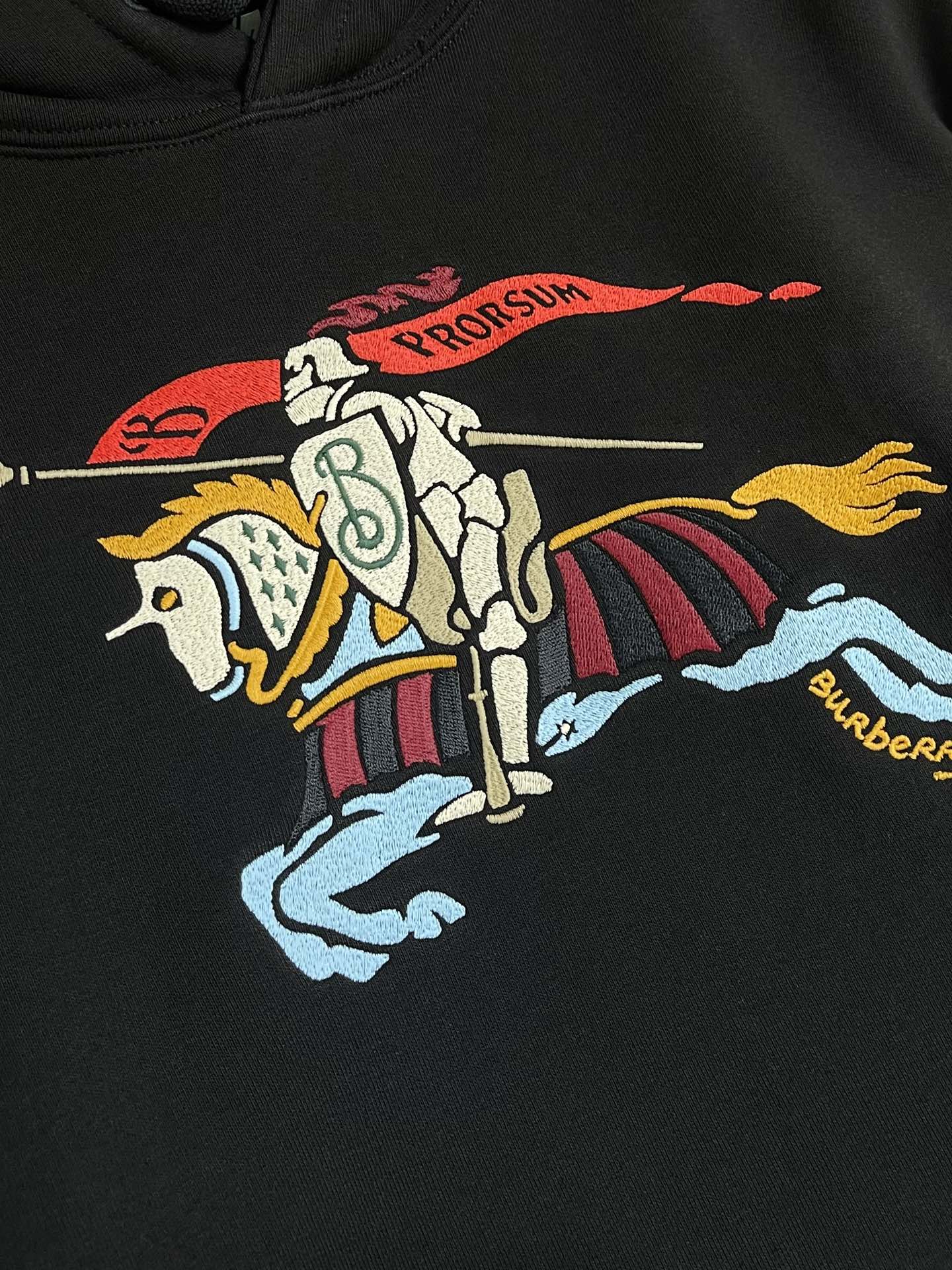 Burberry 彩色马术骑士徽标棉质连帽卫衣，不管是材质还是细节还原度以及工艺制作方面不惧任何挑战，只