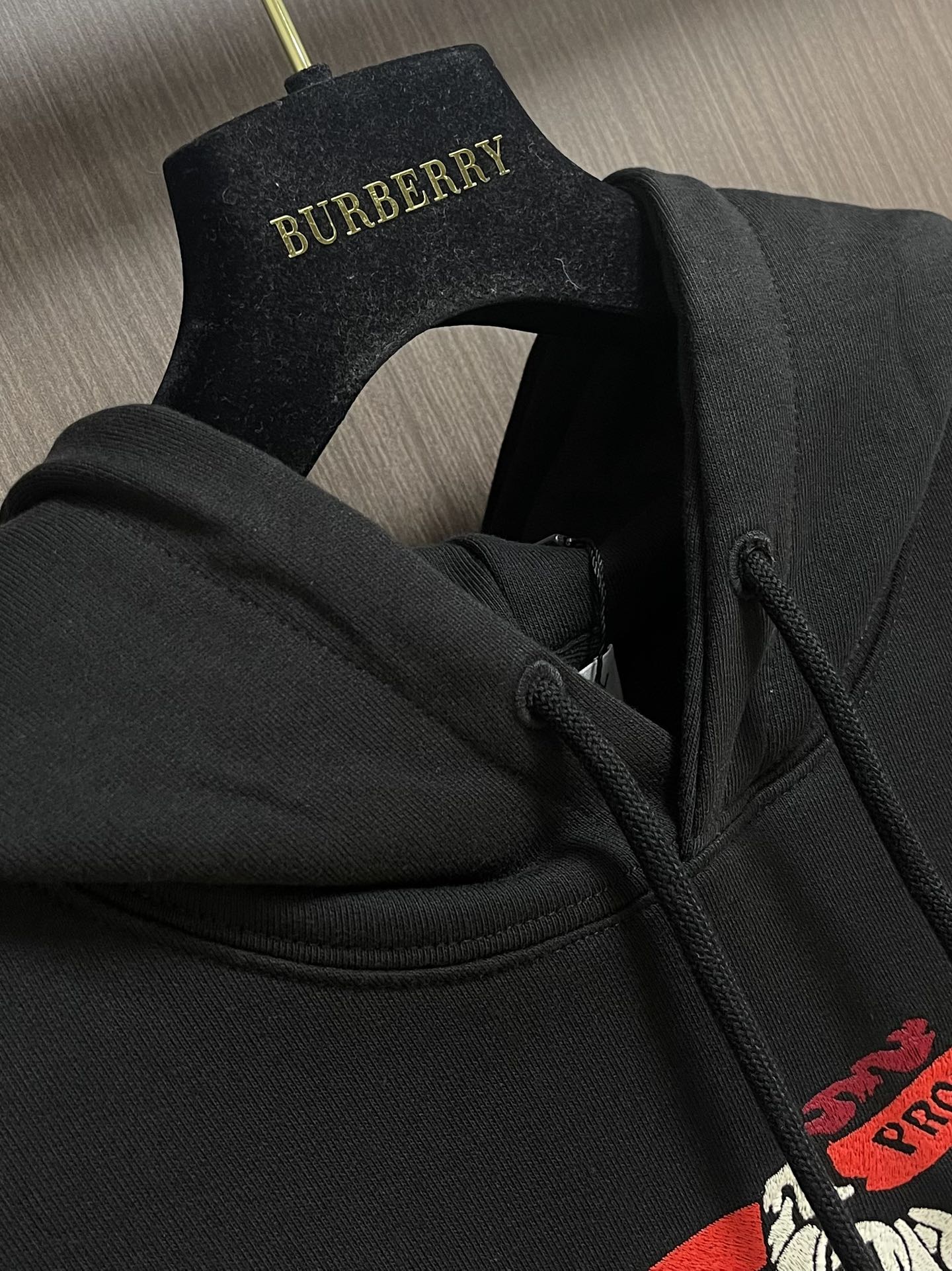 Burberry 彩色马术骑士徽标棉质连帽卫衣，不管是材质还是细节还原度以及工艺制作方面不惧任何挑战，只