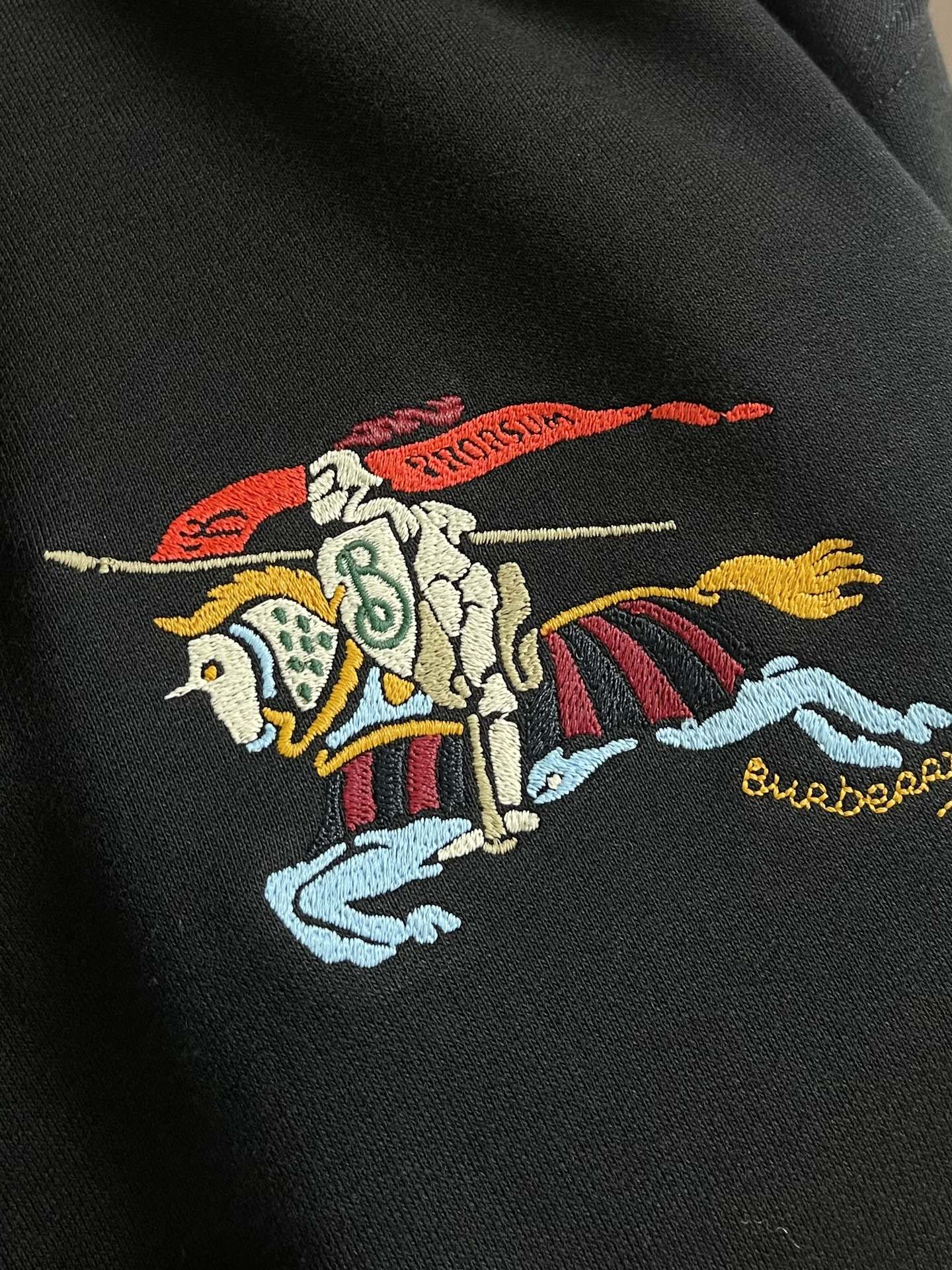 Burberry 彩色马术骑士徽标棉质拉链连帽卫衣，不管是材质还是细节还原度以及工艺制作方面不惧任何挑战