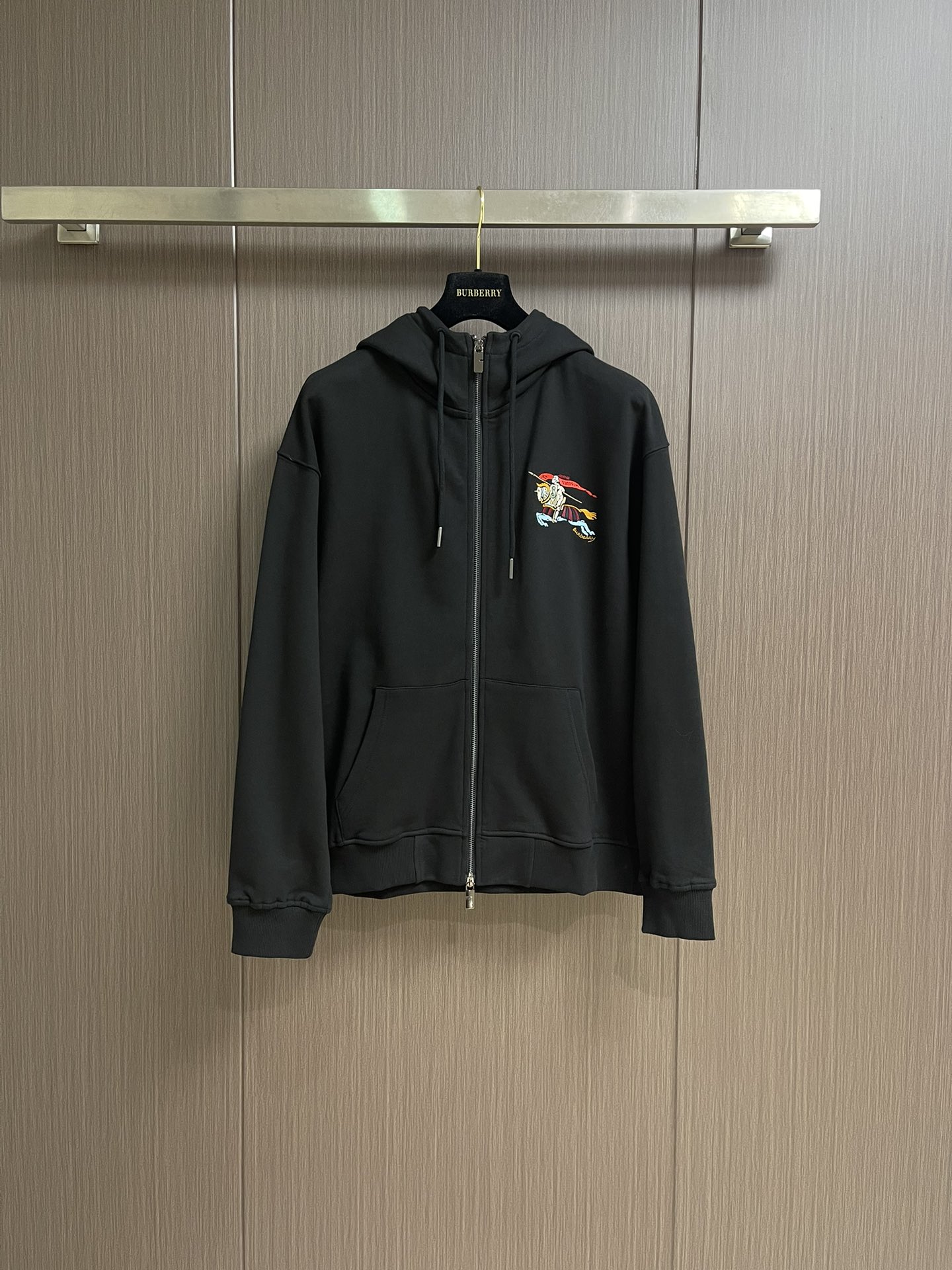 NO:537667,Burberry Color Equestrian Knight logo cotton zipper hooded sweatshirt, no matter the material, details restoration and craftsmanship, is not afraid of any challenges. It is just to contribute wonderful products to everyone. It is made of terry cotton fabric to present a casual style and incorporates Burberry Equestrian Knight logo embroidery, interpreted in colorful colors. The front is embroidered with Burberry letter embroidery logo - The casual style is looser than the regular style. The overall loose style configuration is more youthful and sporty, highlighting the fashionable feeling of the modern city. The upper body is atmospheric and brilliant, and the effect is excellent. The combination is more worry-free and effort-saving. Whether it is casual sports or high street travel, you can easily control it!  !  The overall texture of pure cotton high-cost fabric is extremely comfortable and has excellent skin-friendly effect. In terms of OV style, it is also a perfect outfit, perfectly meeting the needs of various outfit occasions. It is extremely extraordinary, and its grade and charm are extremely outstanding and eye-catching, which can better demonstrate the brand specifications and your pursuit of fashion!  !  Size S-XL, Burberry, hoodie, sweatshirts, hats, alexander wang19860909Burberry 彩色马术骑士徽标棉质拉链连帽卫衣,不管是材质还是细节还原度以及工艺制作方面不惧任何挑战,只为给大家奉献绝妙产物,选用毛圈棉面料打造,呈现休闲版型,融入 Burberry马术骑士徽标刺绣,以缤纷色彩演绎.正面点缀Burberry字母刺绣徽标﹣ 休闲版型较常规版型剪裁更为宽松.整体宽松的版型配置,更具青春运动风格,凸显现代都市的时尚感,上身大气出彩,效果极佳,搭配更是省心省力,无论是休闲运动还是高街出行,都能轻松驾驭！！纯棉的高支数面料整体的触感极为舒适,亲肤效果也是极佳.且OV 版型方面也是完美穿搭效果,完美的符合各种穿搭场合的所需.极为非凡,档次与魅力更是极为的出色亮眼,更能够彰显品牌规格与你对于时尚的追求！！尺码S-XL,,burberry,hoodie,sweatshirts,hats,alexander wang,Men's clothing