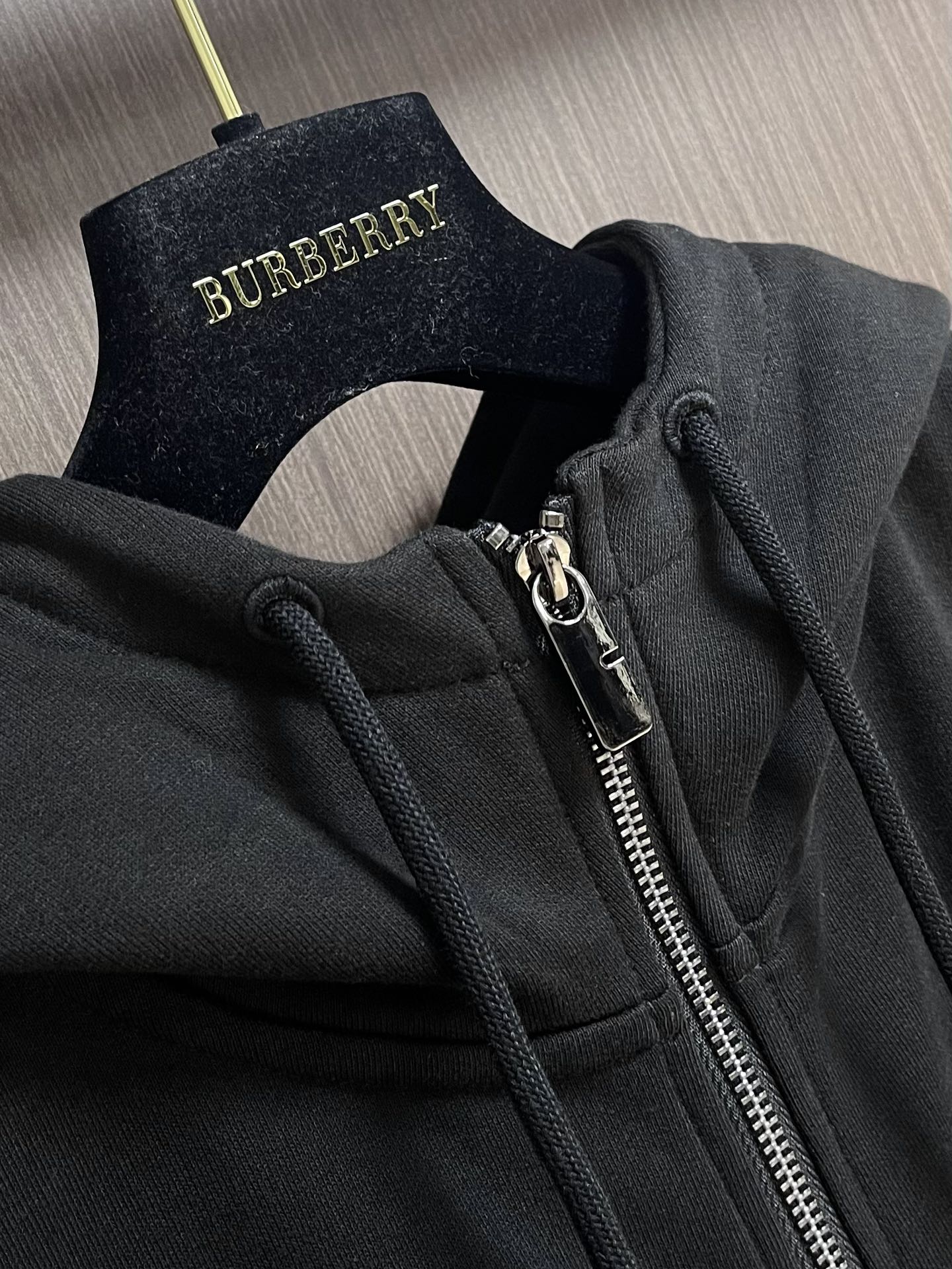 Burberry 彩色马术骑士徽标棉质拉链连帽卫衣，不管是材质还是细节还原度以及工艺制作方面不惧任何挑战