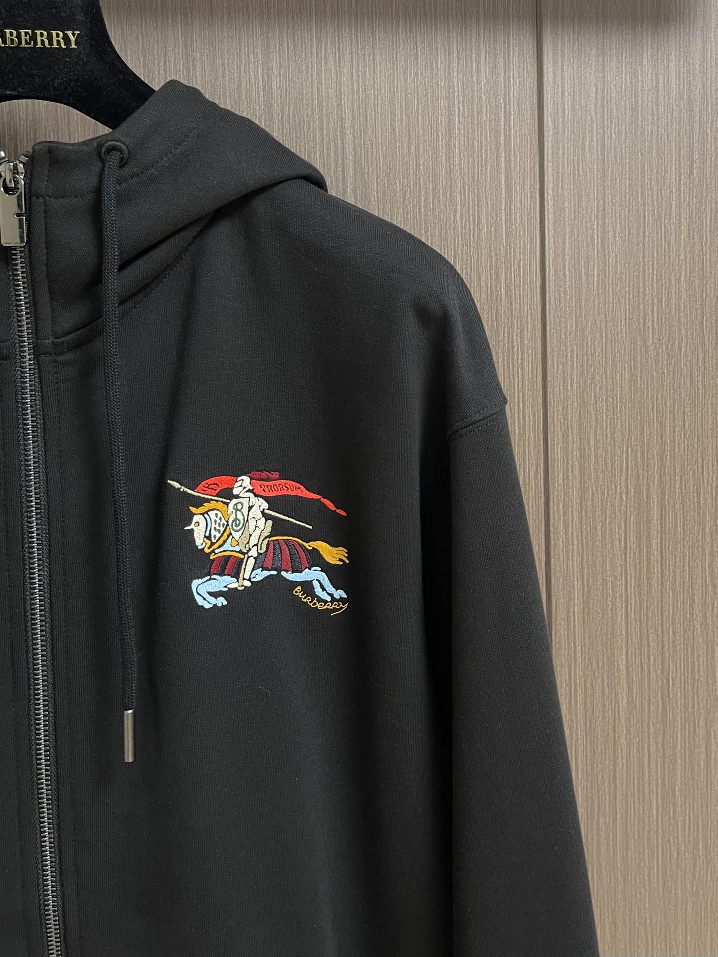 Burberry 彩色马术骑士徽标棉质拉链连帽卫衣，不管是材质还是细节还原度以及工艺制作方面不惧任何挑战