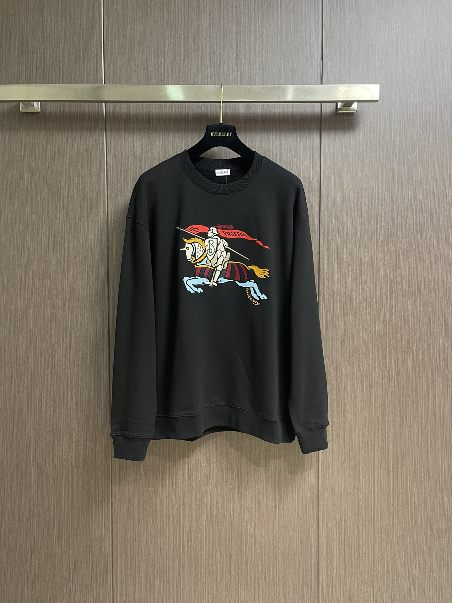 NO:537664,Burberry Color Equestrian Knight logo cotton round-neck sweatshirt, no challenge in terms of material, detail restoration and craftsmanship, is just to contribute wonderful products to everyone. It is made of terry cotton fabric to present a casual style, incorporates Burberry Equestrian Knight logo embroidery, interpreted in colorful colors. The front is embroidered with Burberry letter embroidery logo - The casual style is looser than the regular style. The overall loose style configuration is more youthful and sporty, highlighting the fashionable feeling of the modern city, the upper body is atmospheric, the effect is excellent, and the combination is more worry-free and effort-free. Whether it is casual sports or high street travel, you can easily control it!  !  The overall texture of pure cotton high-cost fabric is extremely comfortable and has excellent skin-friendly effect. In terms of OV style, it is also a perfect outfit, perfectly meeting the needs of various outfit occasions. It is extremely extraordinary, and its grade and charm are extremely outstanding and eye-catching, which can better demonstrate the brand specifications and your pursuit of fashion!  !  Size S-XL, Burberry, hoodie, sweatshirts, alexander wang19860909Burberry 彩色马术骑士徽标棉质圆领卫衣,不管是材质还是细节还原度以及工艺制作方面不惧任何挑战,只为给大家奉献绝妙产物,选用毛圈棉面料打造,呈现休闲版型,融入 Burberry马术骑士徽标刺绣,以缤纷色彩演绎.正面点缀Burberry字母刺绣徽标﹣ 休闲版型较常规版型剪裁更为宽松.整体宽松的版型配置,更具青春运动风格,凸显现代都市的时尚感,上身大气出彩,效果极佳,搭配更是省心省力,无论是休闲运动还是高街出行,都能轻松驾驭！！纯棉的高支数面料整体的触感极为舒适,亲肤效果也是极佳.且OV 版型方面也是完美穿搭效果,完美的符合各种穿搭场合的所需.极为非凡,档次与魅力更是极为的出色亮眼,更能够彰显品牌规格与你对于时尚的追求！！尺码S-XL,,burberry,hoodie,sweatshirts,alexander wang,Men's clothing