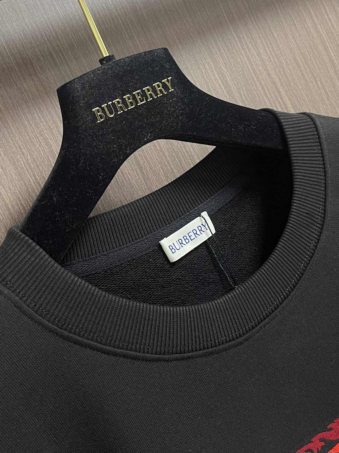 Burberry 彩色马术骑士徽标棉质圆领卫衣，不管是材质还是细节还原度以及工艺制作方面不惧任何挑战，只