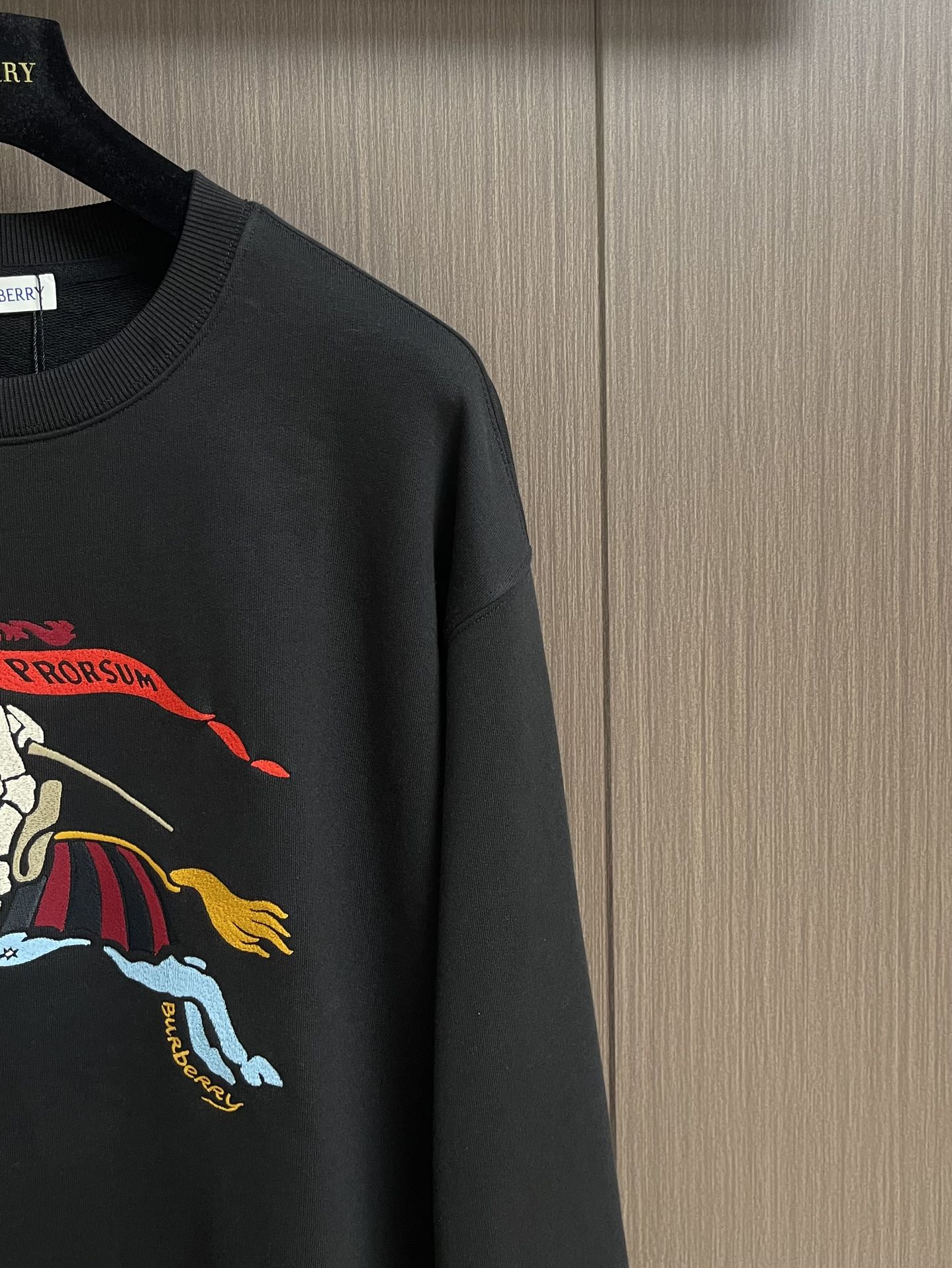 Burberry 彩色马术骑士徽标棉质圆领卫衣，不管是材质还是细节还原度以及工艺制作方面不惧任何挑战，只