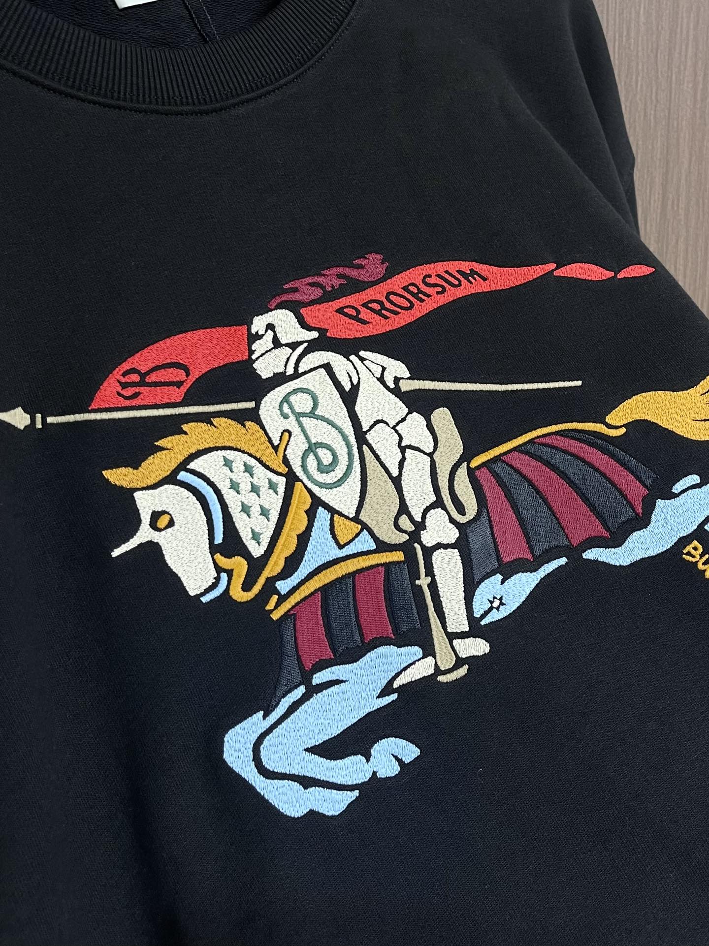Burberry 彩色马术骑士徽标棉质圆领卫衣，不管是材质还是细节还原度以及工艺制作方面不惧任何挑战，只