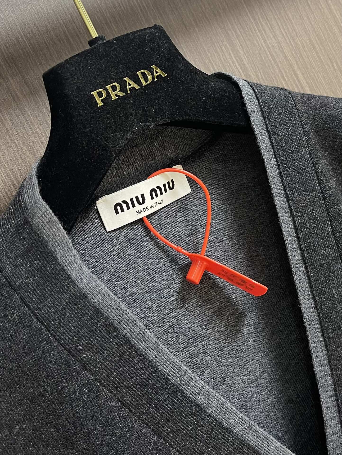 Miumiu 缪缪2025ss早秋新款镶嵌徽标毛衣开衫 定织羊绒丝光楼 软糯肌理 如云朵般柔软 舒适贴肤