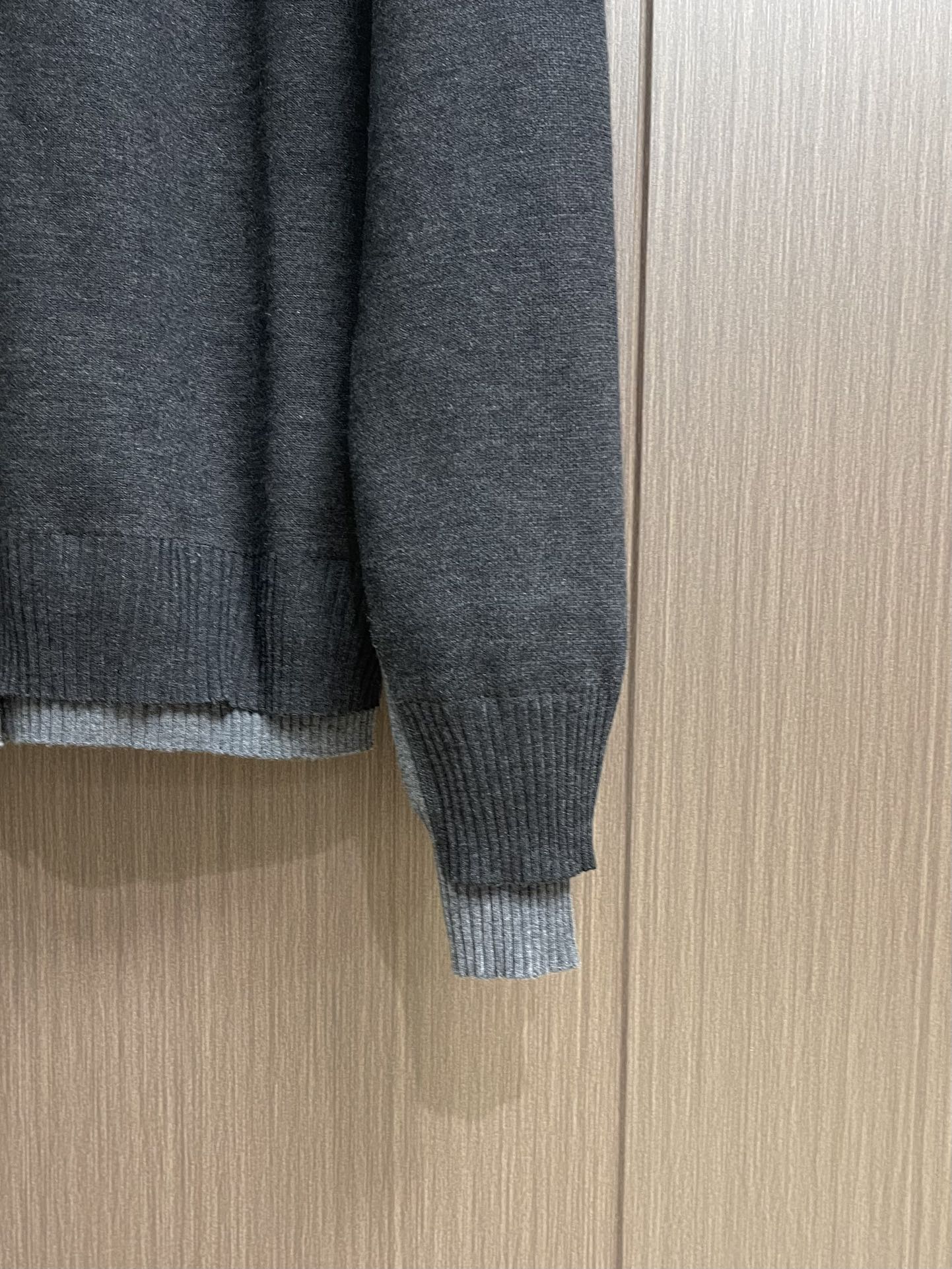 Miumiu 缪缪2025ss早秋新款镶嵌徽标毛衣开衫 定织羊绒丝光楼 软糯肌理 如云朵般柔软 舒适贴肤