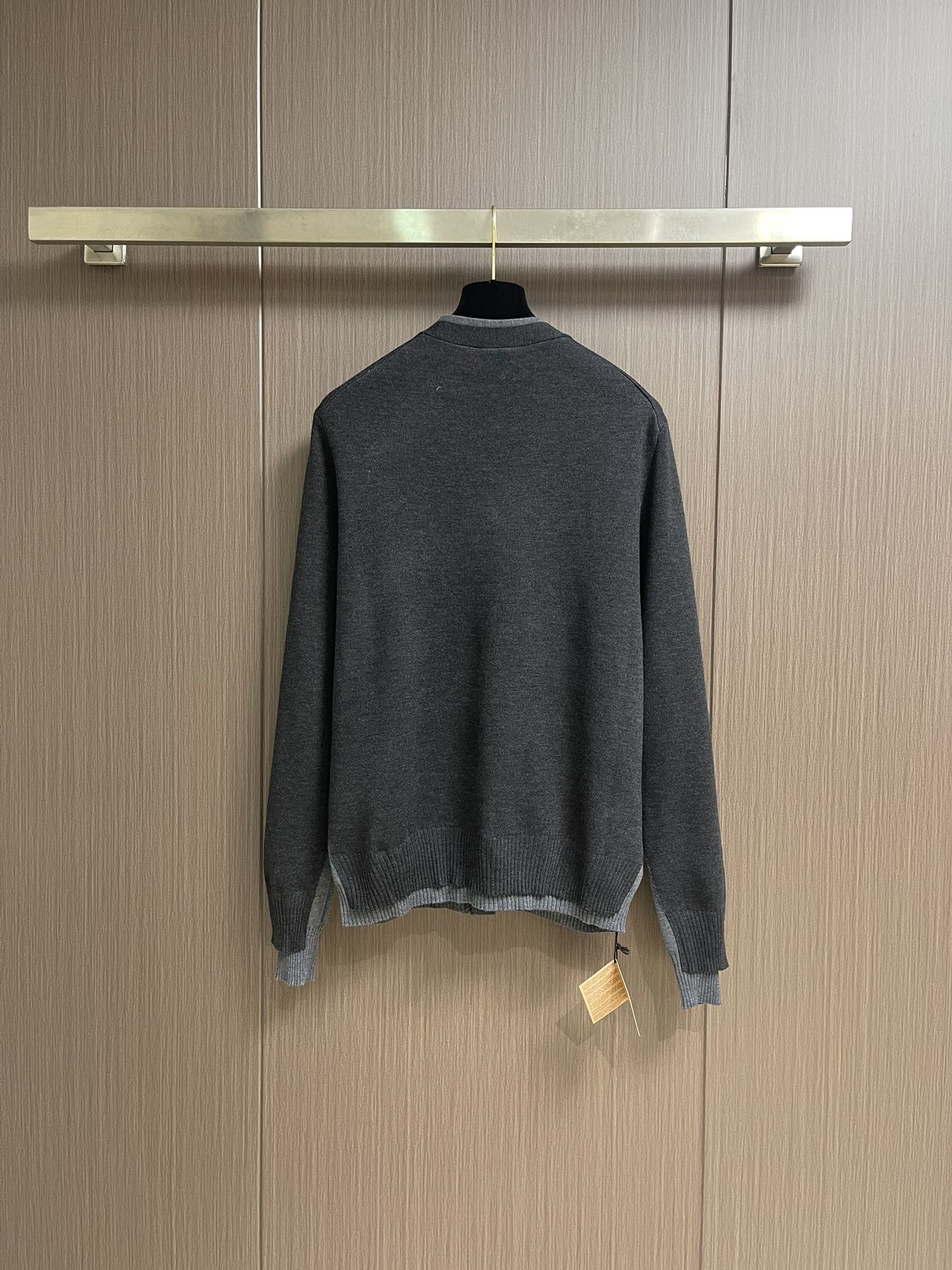 Miumiu 缪缪2025ss早秋新款镶嵌徽标毛衣开衫 定织羊绒丝光楼 软糯肌理 如云朵般柔软 舒适贴肤