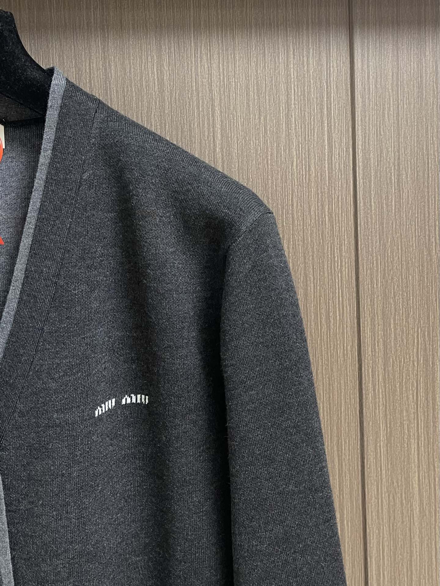 Miumiu 缪缪2025ss早秋新款镶嵌徽标毛衣开衫 定织羊绒丝光楼 软糯肌理 如云朵般柔软 舒适贴肤