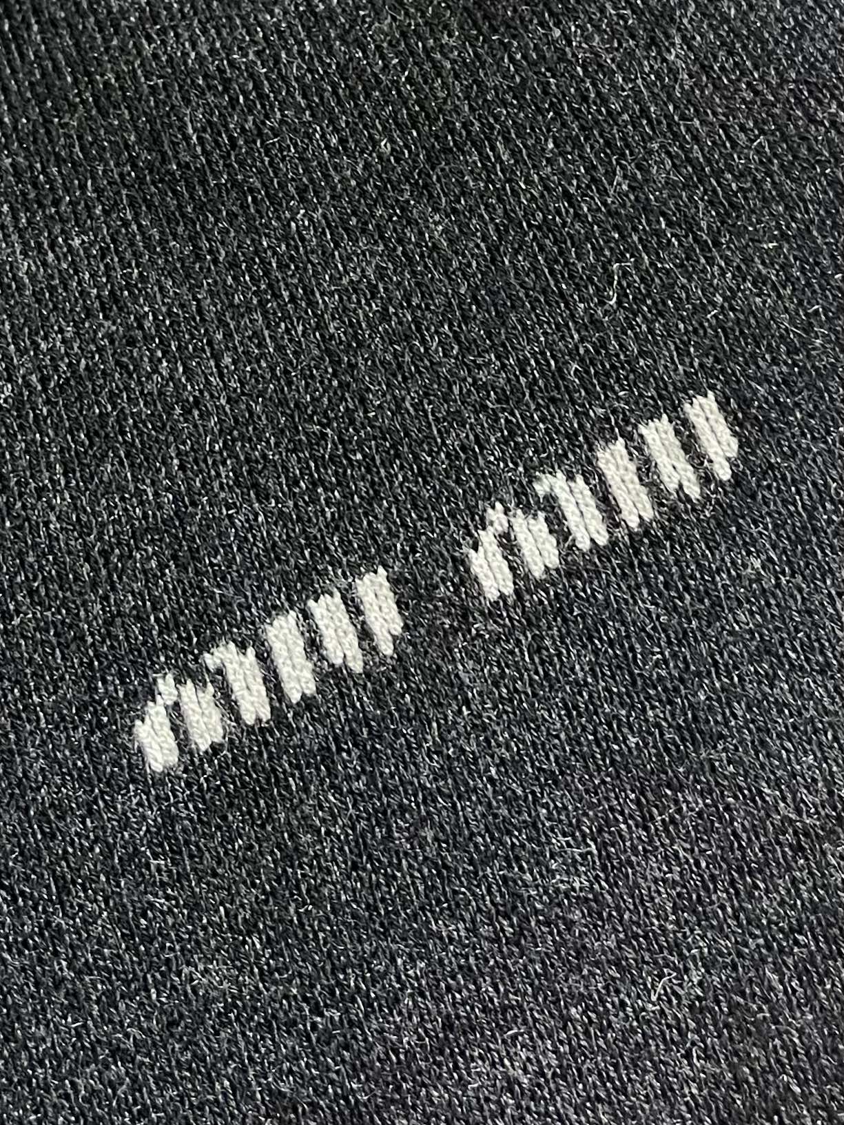 Miumiu 缪缪2025ss早秋新款镶嵌徽标毛衣开衫 定织羊绒丝光楼 软糯肌理 如云朵般柔软 舒适贴肤