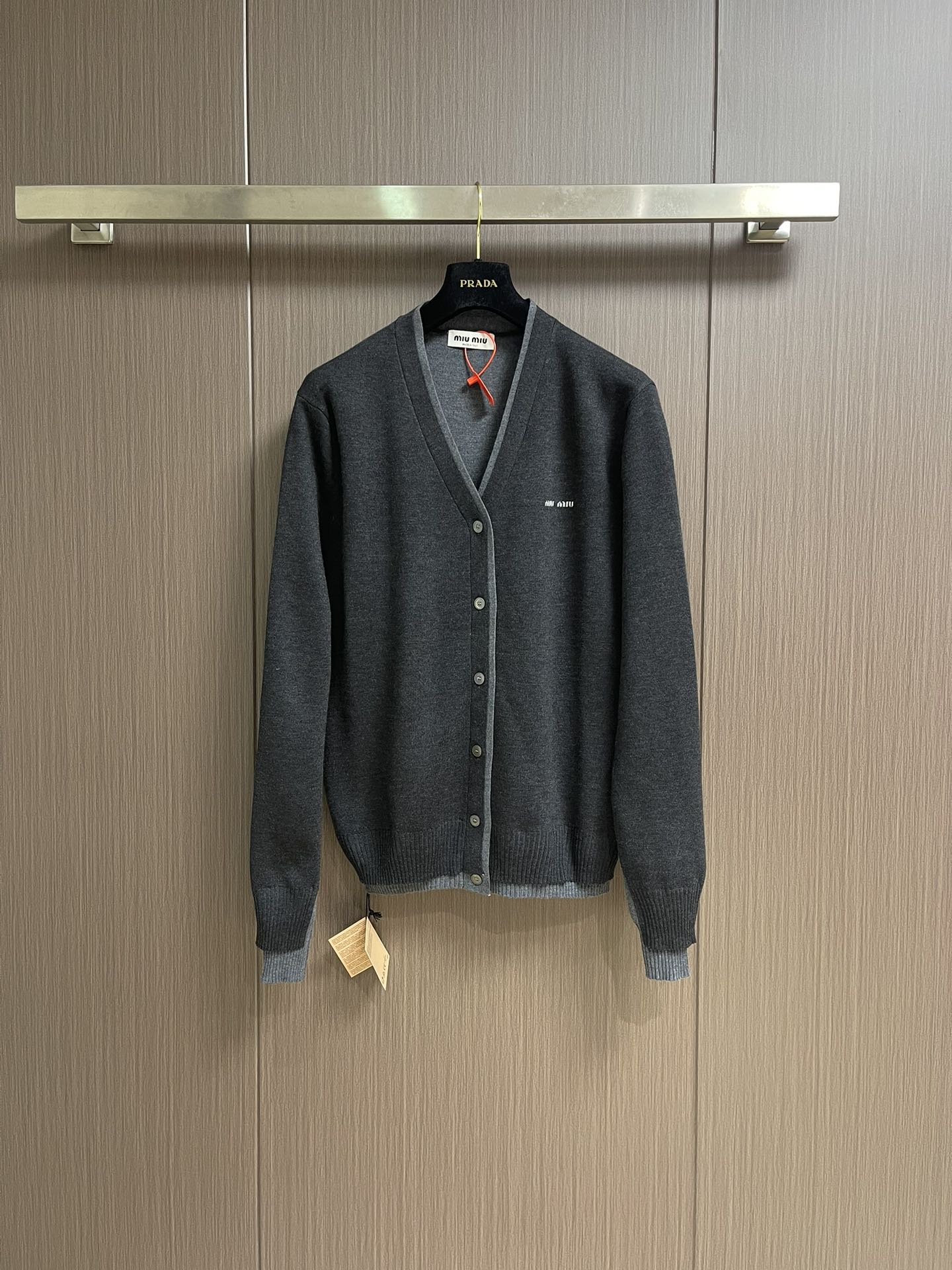 NO:537671,Miumiu 2025ss early autumn new logo-inlaid sweater cardigan fixed-woven cashmere mercerated building soft texture as clouds comfortable skin with noble and elegant deep indigo as the base, rubbed into the fog border of dark gray, accidentally entered the visual trap of contrasting colors, exquisite MiuMiu logo dances on the left chest, fully recognizable V-neck curve follows ergonomics, a gentle twist of dark gray hidden on the inside of the neckline, two-stage design, saves the trouble of matching, but retains the high-end feeling of layering, and exudes from the inside out, a twin, creates a ever-changing style, and creates a variety of jacquards, precisely controls the arrangement and interweaving of yarns on the loom Miu logo jacquard art pattern inlaid, the fabric is more vivid and three-dimensional. Size 40-42-44-46  S-XL, miumiu, sweaters, alexander wang19860909Miumiu 缪缪2025ss早秋新款镶嵌徽标毛衣开衫 定织羊绒丝光楼 软糯肌理 如云朵般柔软 舒适贴肤 以高贵优雅的深靛蓝为底 揉进深灰的雾感边界 误入撞色的视觉陷阱 精致MiuMiu徽标在左胸处翩翩起舞 辨识度十足V领弧度遵循人体工学 领口内侧藏着深灰的温柔转折 两段式巧妙设计 省去搭配的烦恼 却保留叠穿的高级 由内而外散发的高级感 一衣双生 塑造万变风格德国进口机提花组织而成 精确地控制纱线的排列和交织方式 在织机上精心交织 Miu Miu徽标提花艺术图案镶饰 织物更加生动立体.尺码40-42-44-46 S-XL,,miumiu,sweaters,alexander wang,Men's clothing