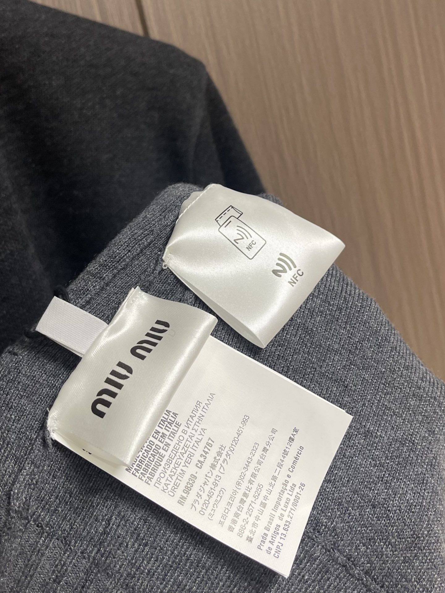 Miumiu 缪缪2025ss早秋新款镶嵌徽标毛衣开衫 定织羊绒丝光楼 软糯肌理 如云朵般柔软 舒适贴肤