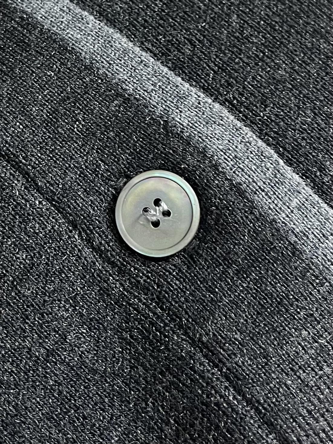 Miumiu 缪缪2025ss早秋新款镶嵌徽标毛衣开衫 定织羊绒丝光楼 软糯肌理 如云朵般柔软 舒适贴肤