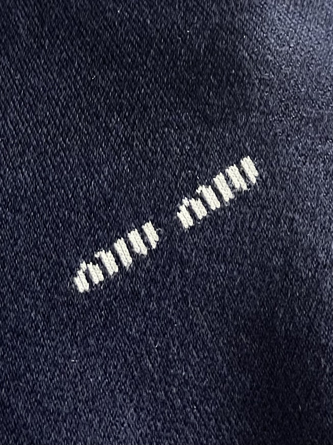 Miumiu 缪缪2025ss早秋新款镶嵌徽标毛衣开衫 定织羊绒丝光楼 软糯肌理 如云朵般柔软 舒适贴肤