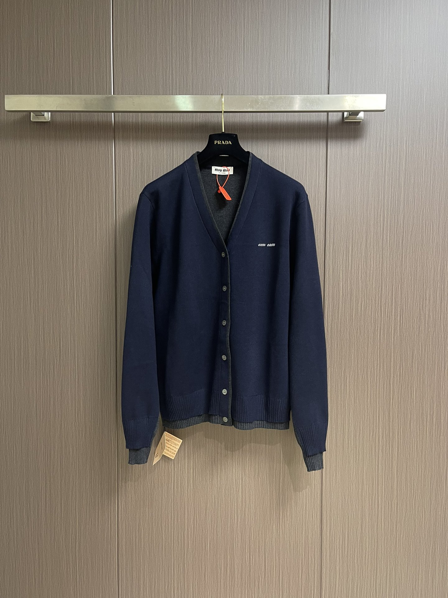 Miumiu 缪缪2025ss早秋新款镶嵌徽标毛衣开衫 定织羊绒丝光楼 软糯肌理 如云朵般柔软 舒适贴肤