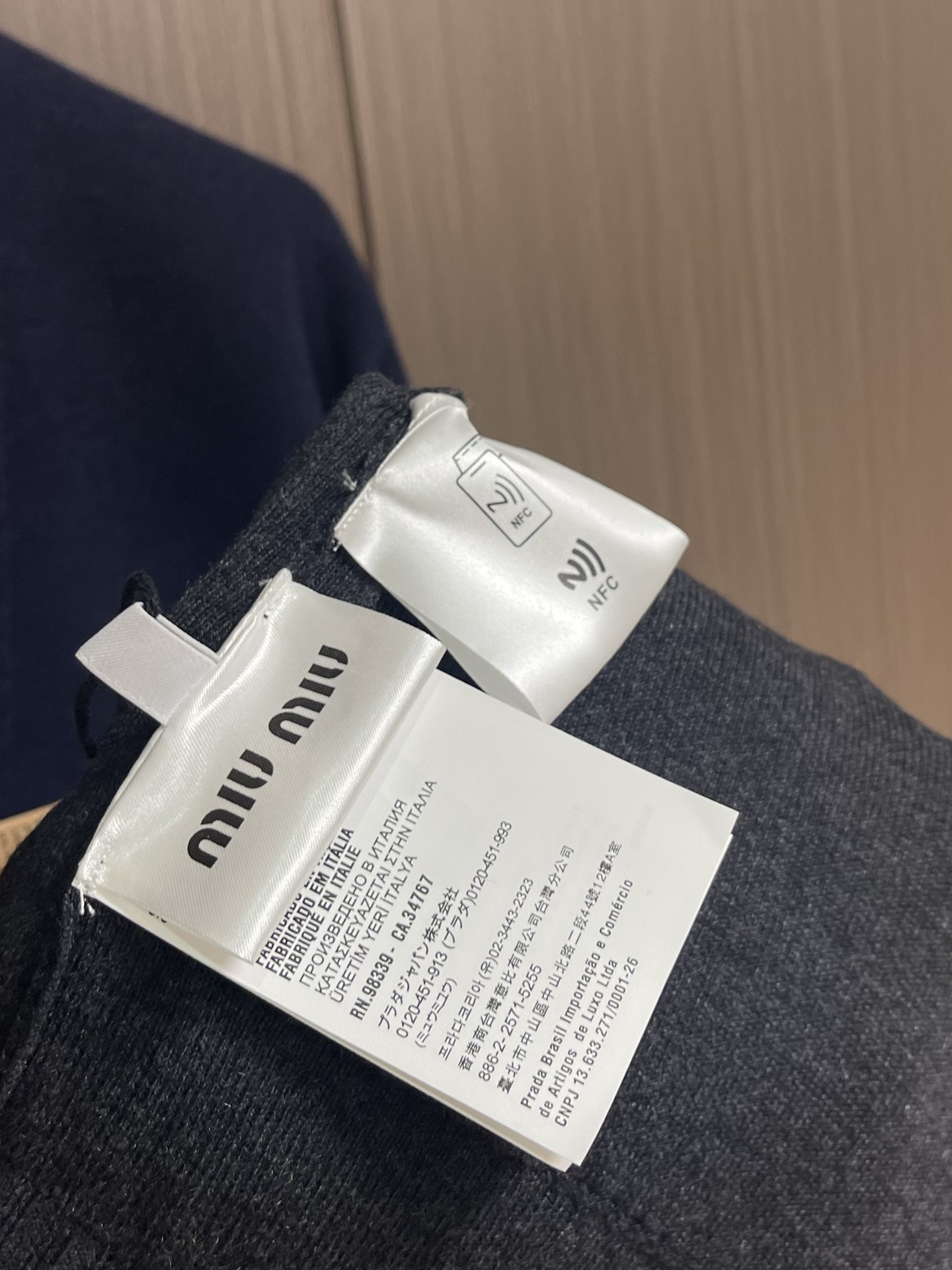 Miumiu 缪缪2025ss早秋新款镶嵌徽标毛衣开衫 定织羊绒丝光楼 软糯肌理 如云朵般柔软 舒适贴肤