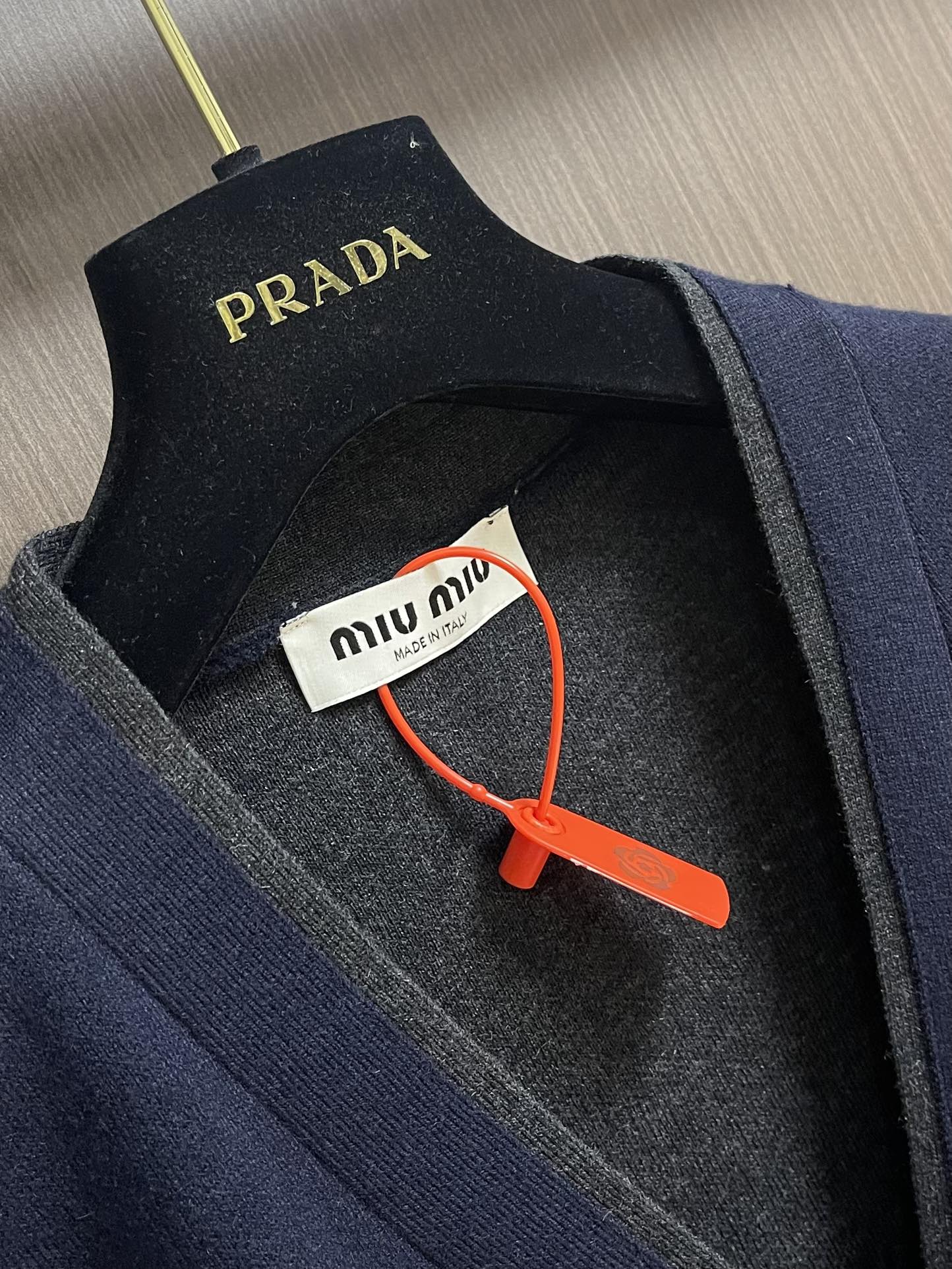 Miumiu 缪缪2025ss早秋新款镶嵌徽标毛衣开衫 定织羊绒丝光楼 软糯肌理 如云朵般柔软 舒适贴肤