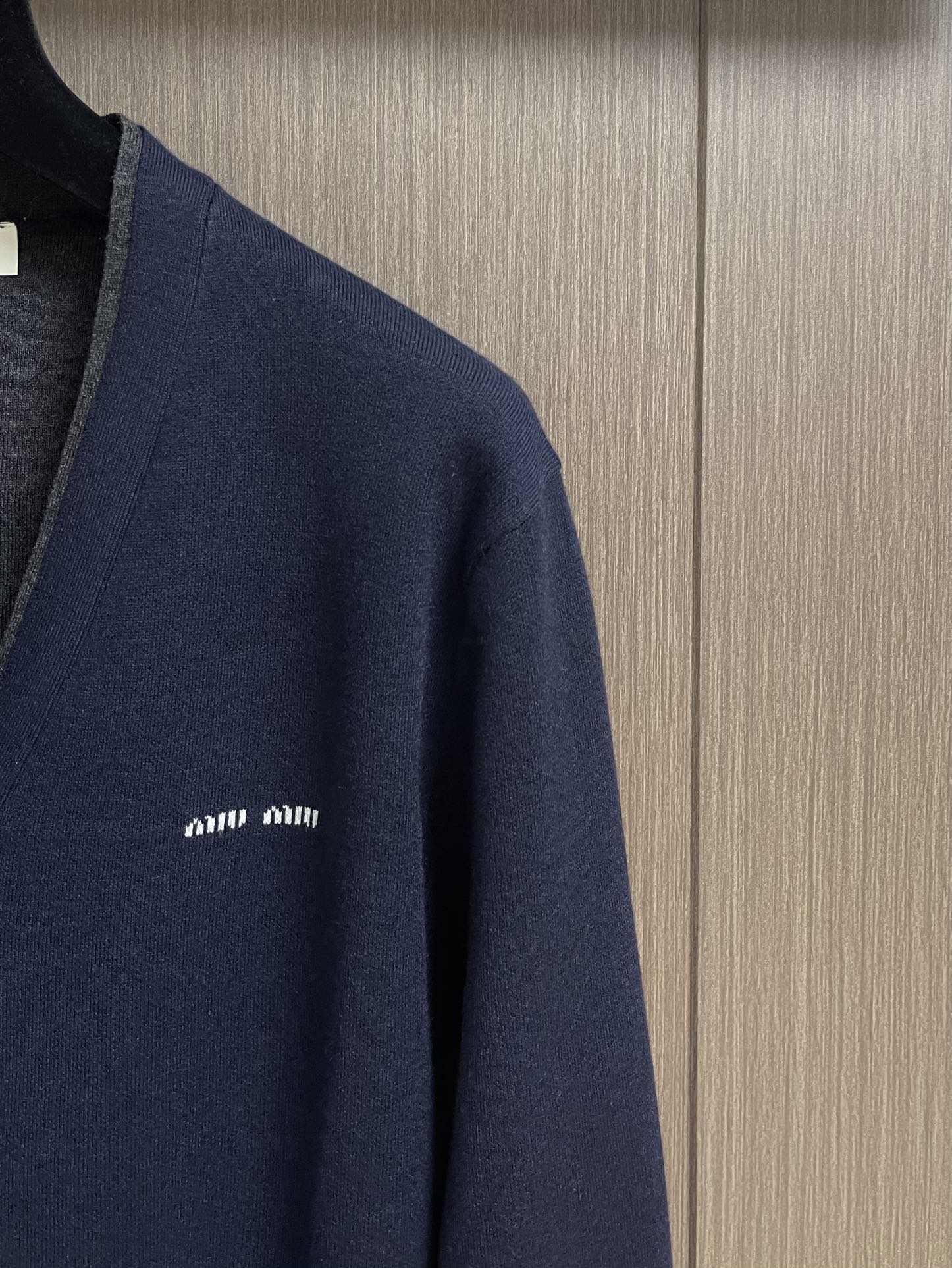 Miumiu 缪缪2025ss早秋新款镶嵌徽标毛衣开衫 定织羊绒丝光楼 软糯肌理 如云朵般柔软 舒适贴肤