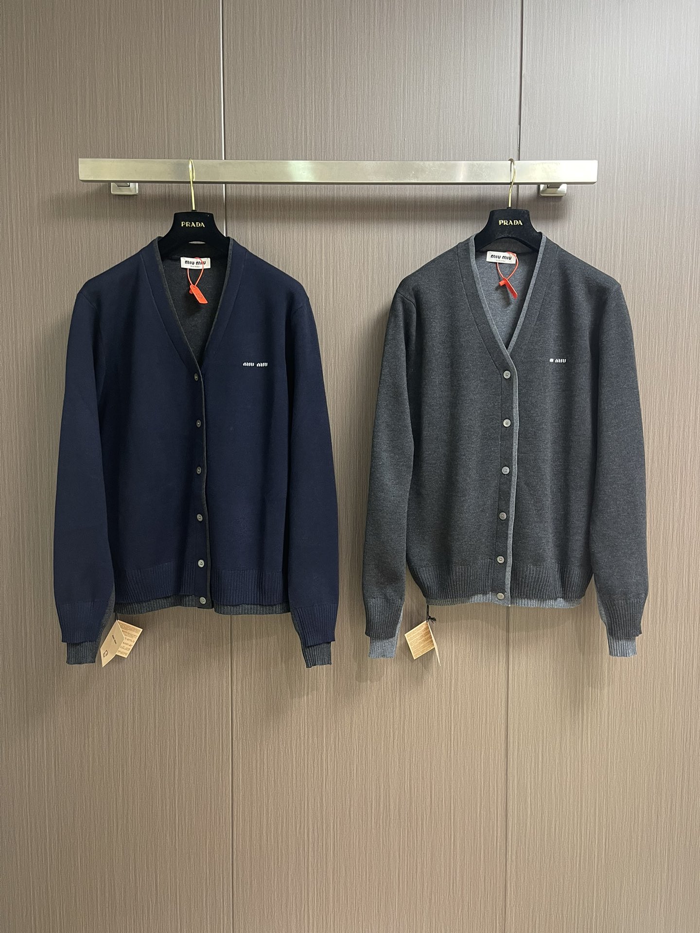 Miumiu 缪缪2025ss早秋新款镶嵌徽标毛衣开衫 定织羊绒丝光楼 软糯肌理 如云朵般柔软 舒适贴肤