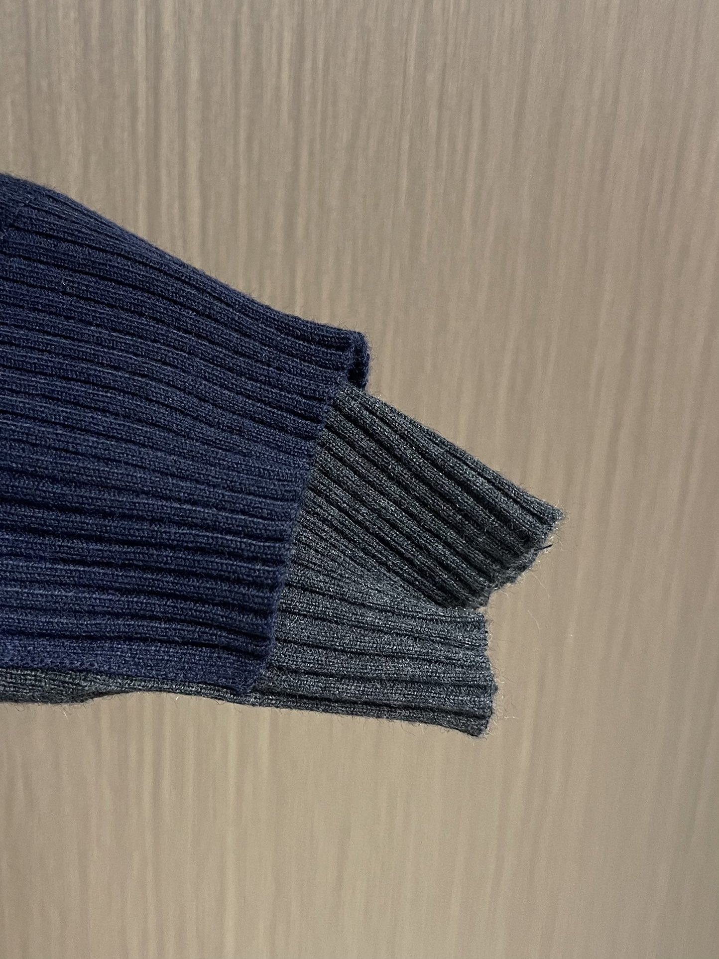 Miumiu 缪缪2025ss早秋新款镶嵌徽标毛衣开衫 定织羊绒丝光楼 软糯肌理 如云朵般柔软 舒适贴肤