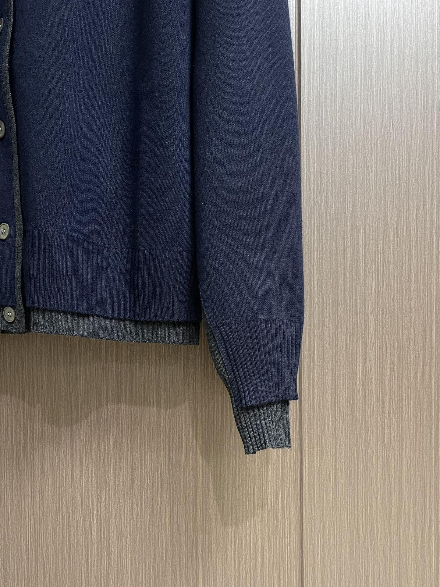 Miumiu 缪缪2025ss早秋新款镶嵌徽标毛衣开衫 定织羊绒丝光楼 软糯肌理 如云朵般柔软 舒适贴肤