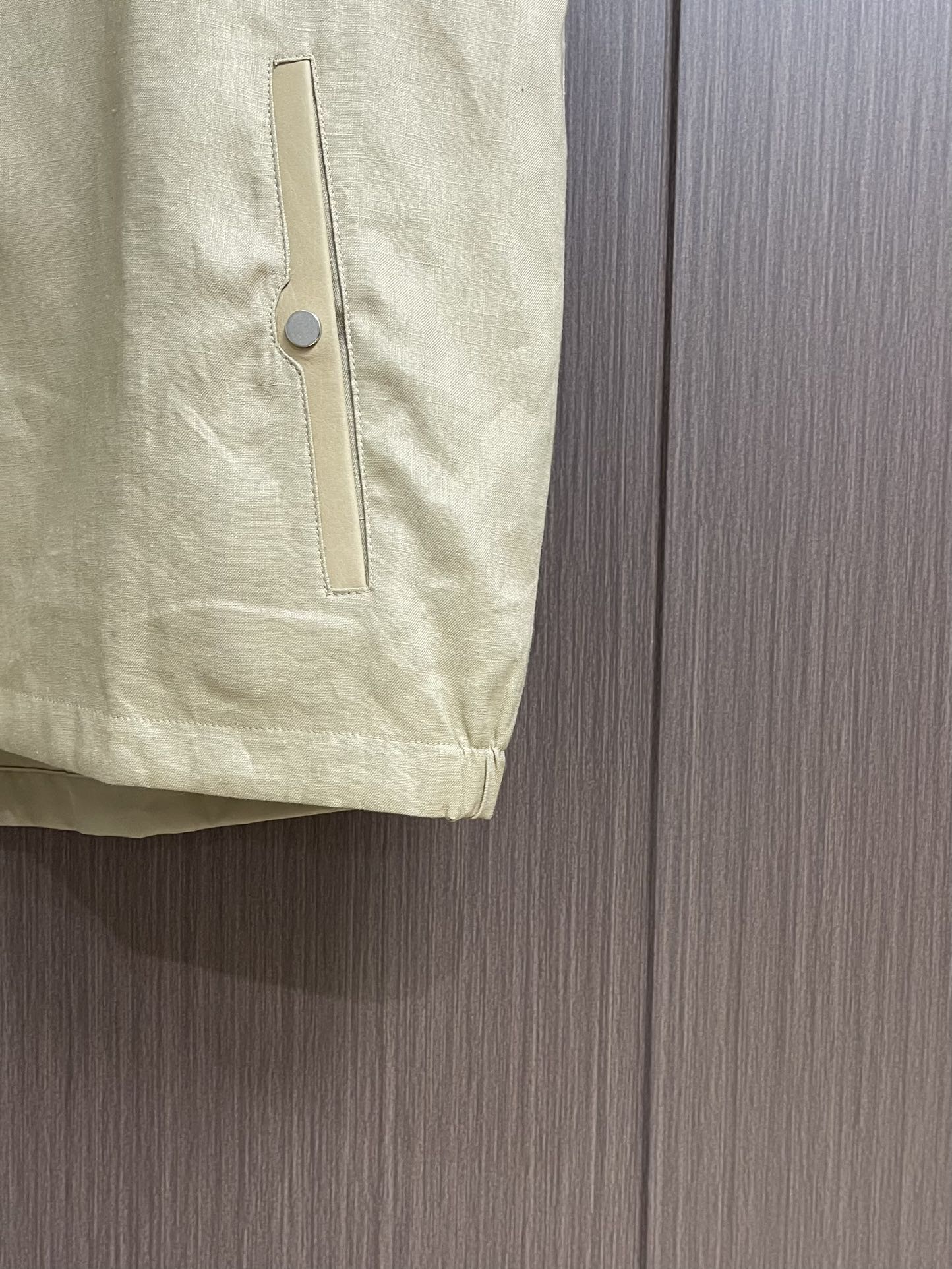 ZEGNA 2025SS新款棉质立领无袖马甲外套，无疑是每一位追求时尚与品质生活的男士必备之选，它不仅能