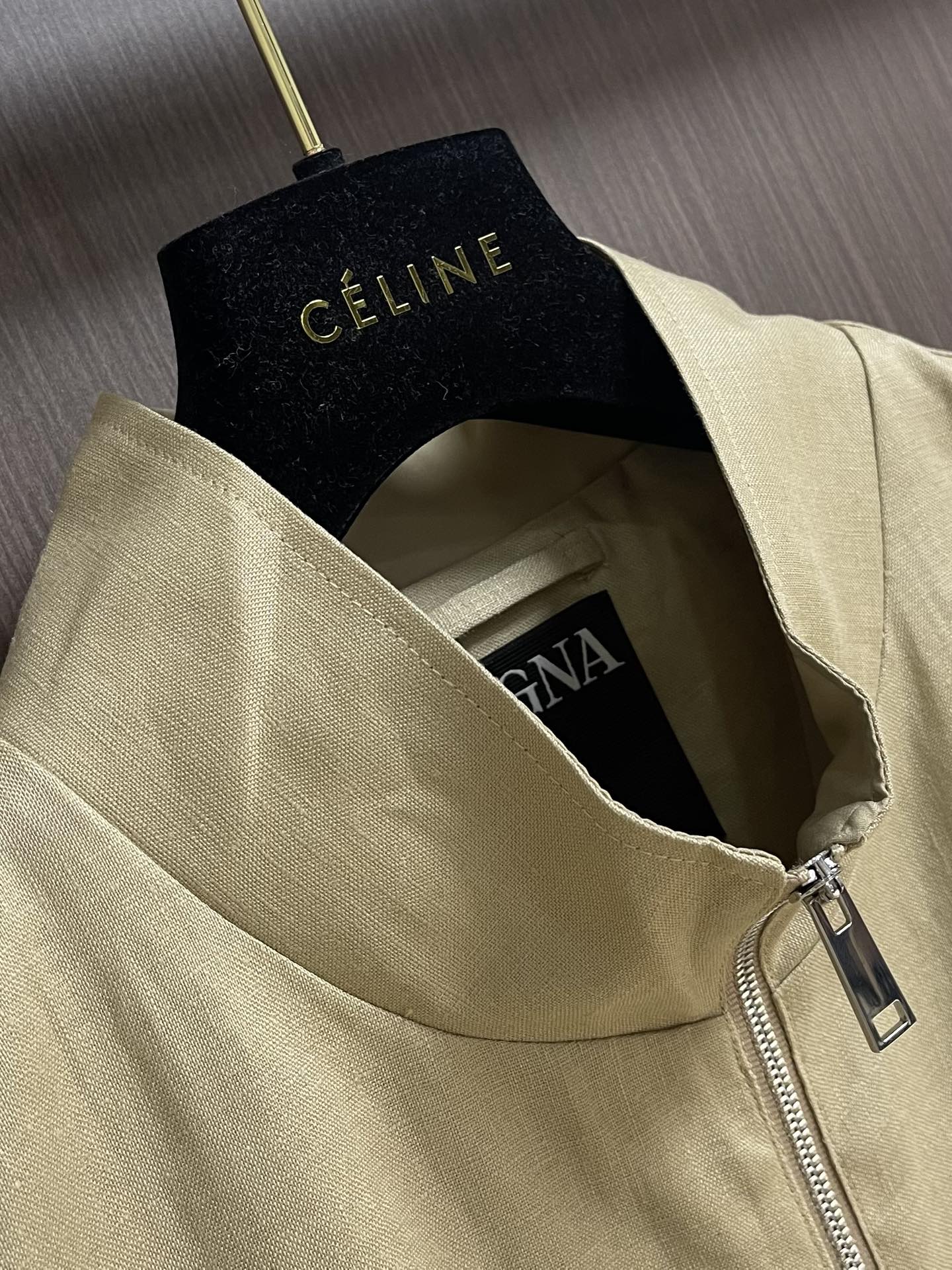 ZEGNA 2025SS新款棉质立领无袖马甲外套，无疑是每一位追求时尚与品质生活的男士必备之选，它不仅能