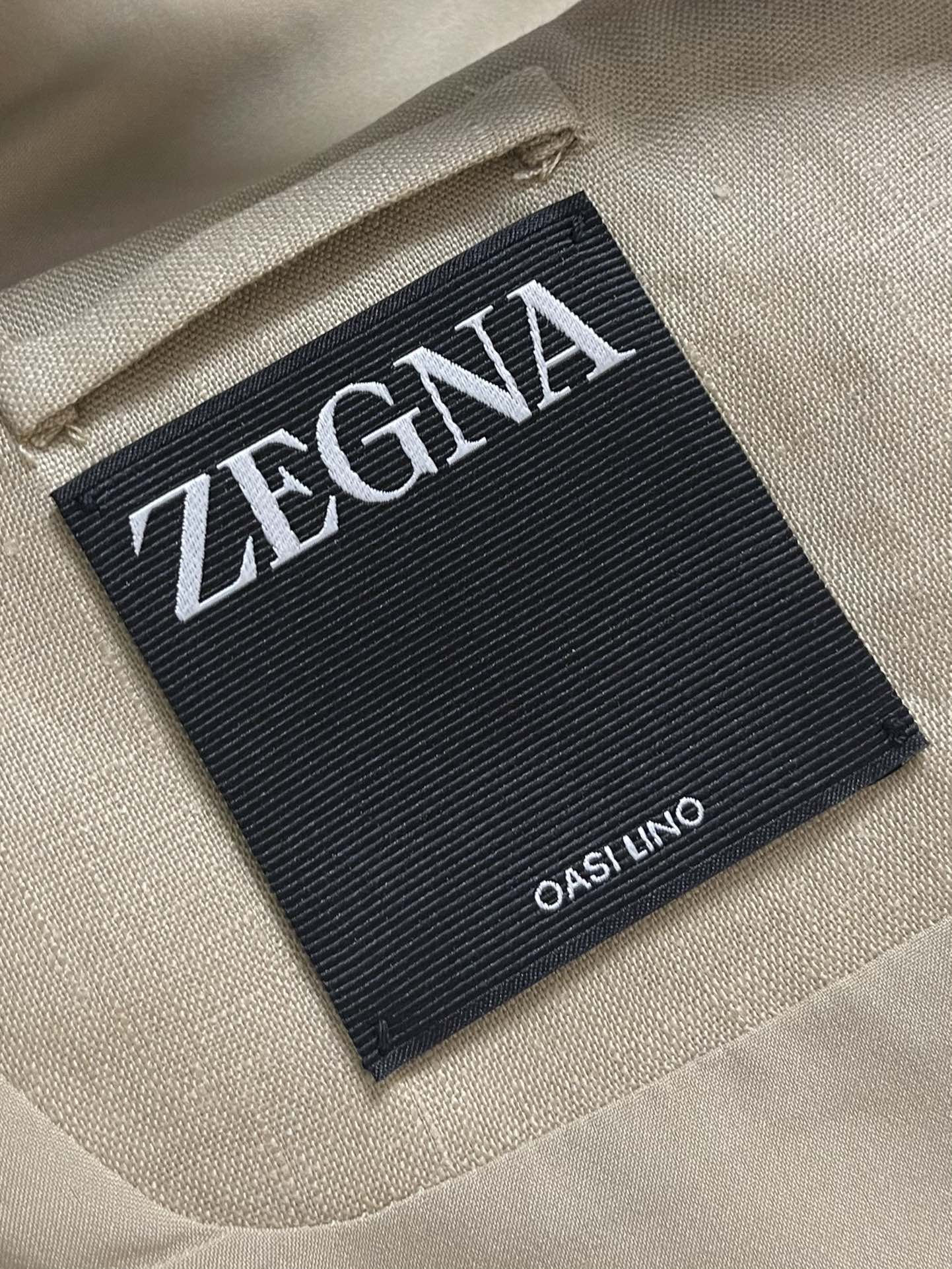 ZEGNA 2025SS新款棉质立领无袖马甲外套，无疑是每一位追求时尚与品质生活的男士必备之选，它不仅能