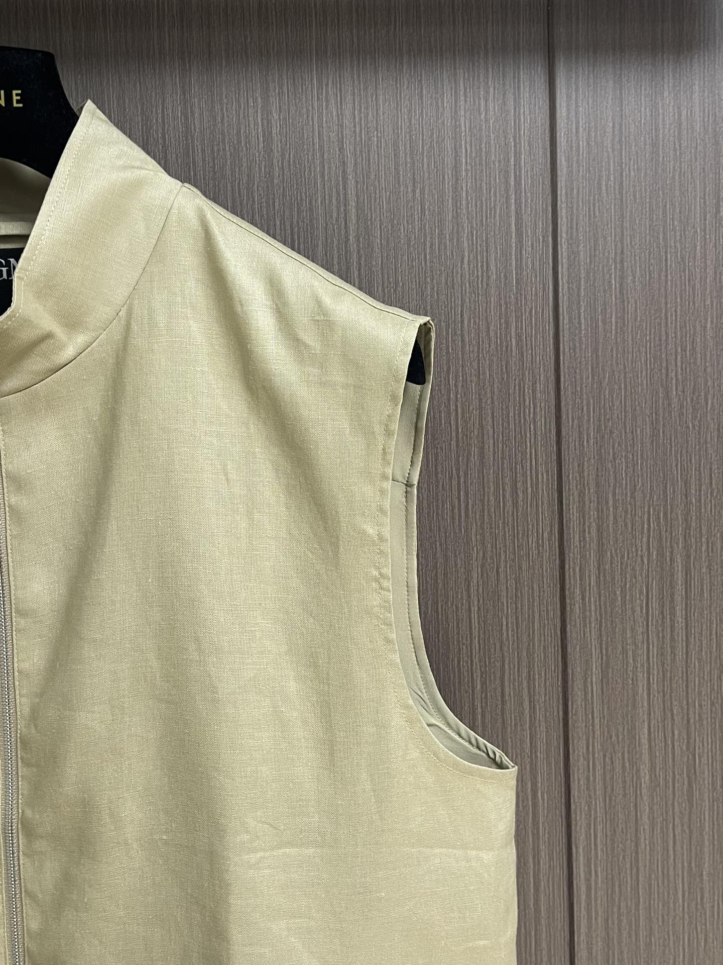 ZEGNA 2025SS新款棉质立领无袖马甲外套，无疑是每一位追求时尚与品质生活的男士必备之选，它不仅能
