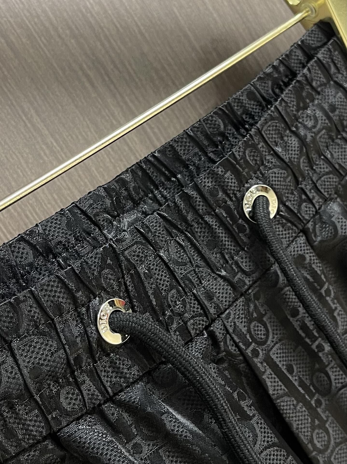 Dior 2025SS早秋层经典暗花休闲裤，从材质来看，采用100％涤纶打造，质感上乘，不仅有着出色的垂