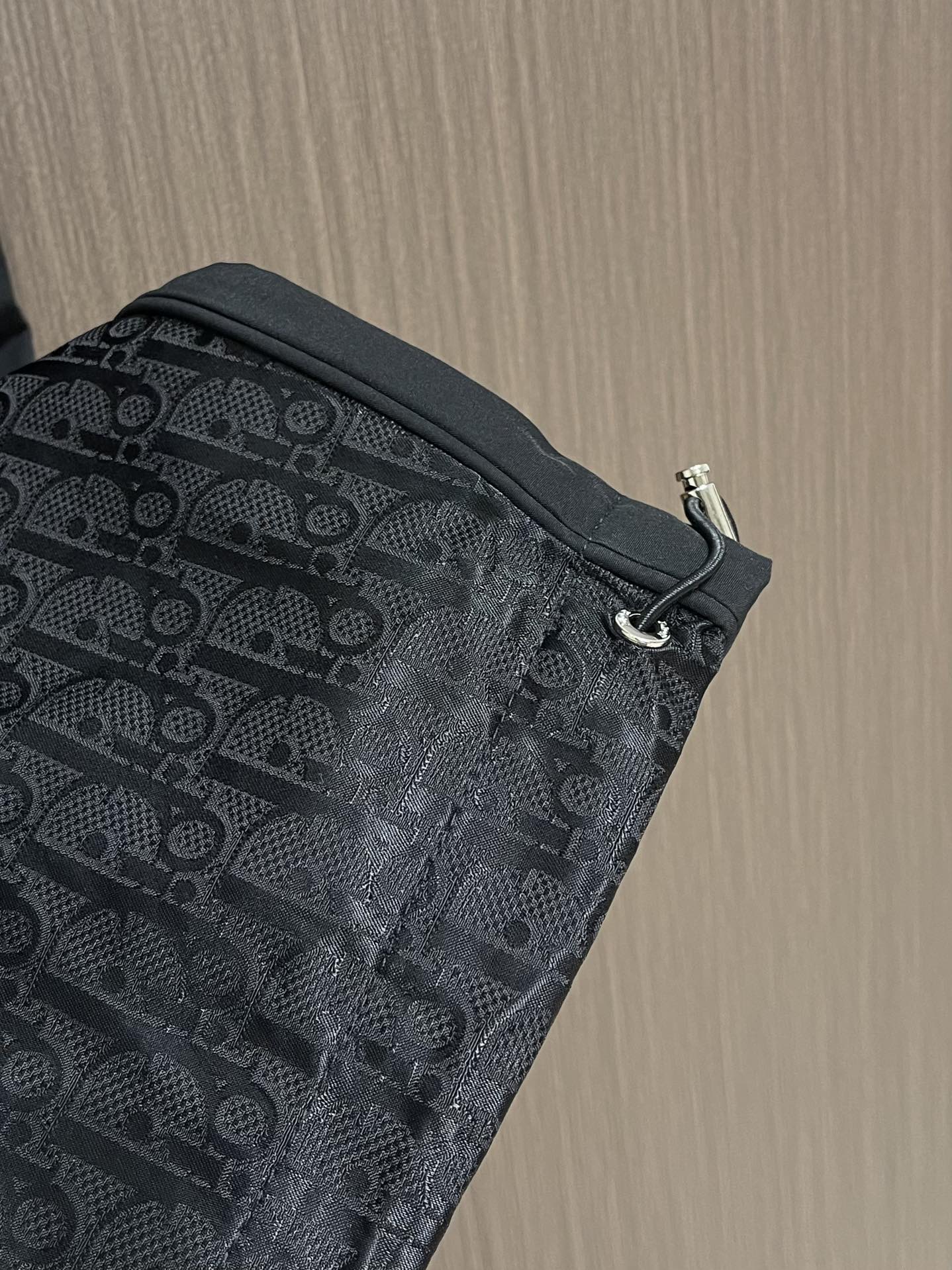 Dior 2025SS早秋层经典暗花休闲裤，从材质来看，采用100％涤纶打造，质感上乘，不仅有着出色的垂