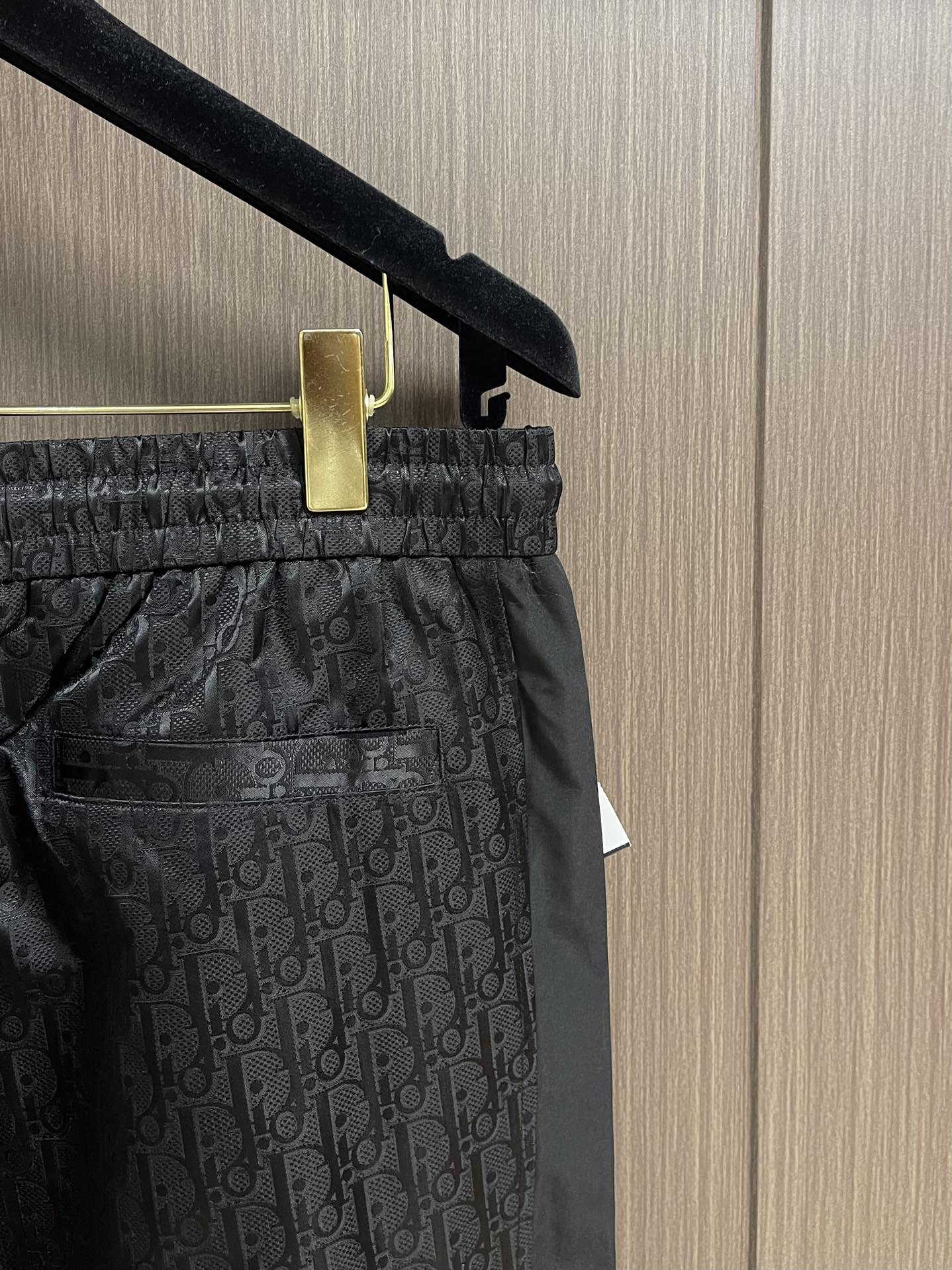 Dior 2025SS早秋层经典暗花休闲裤，从材质来看，采用100％涤纶打造，质感上乘，不仅有着出色的垂