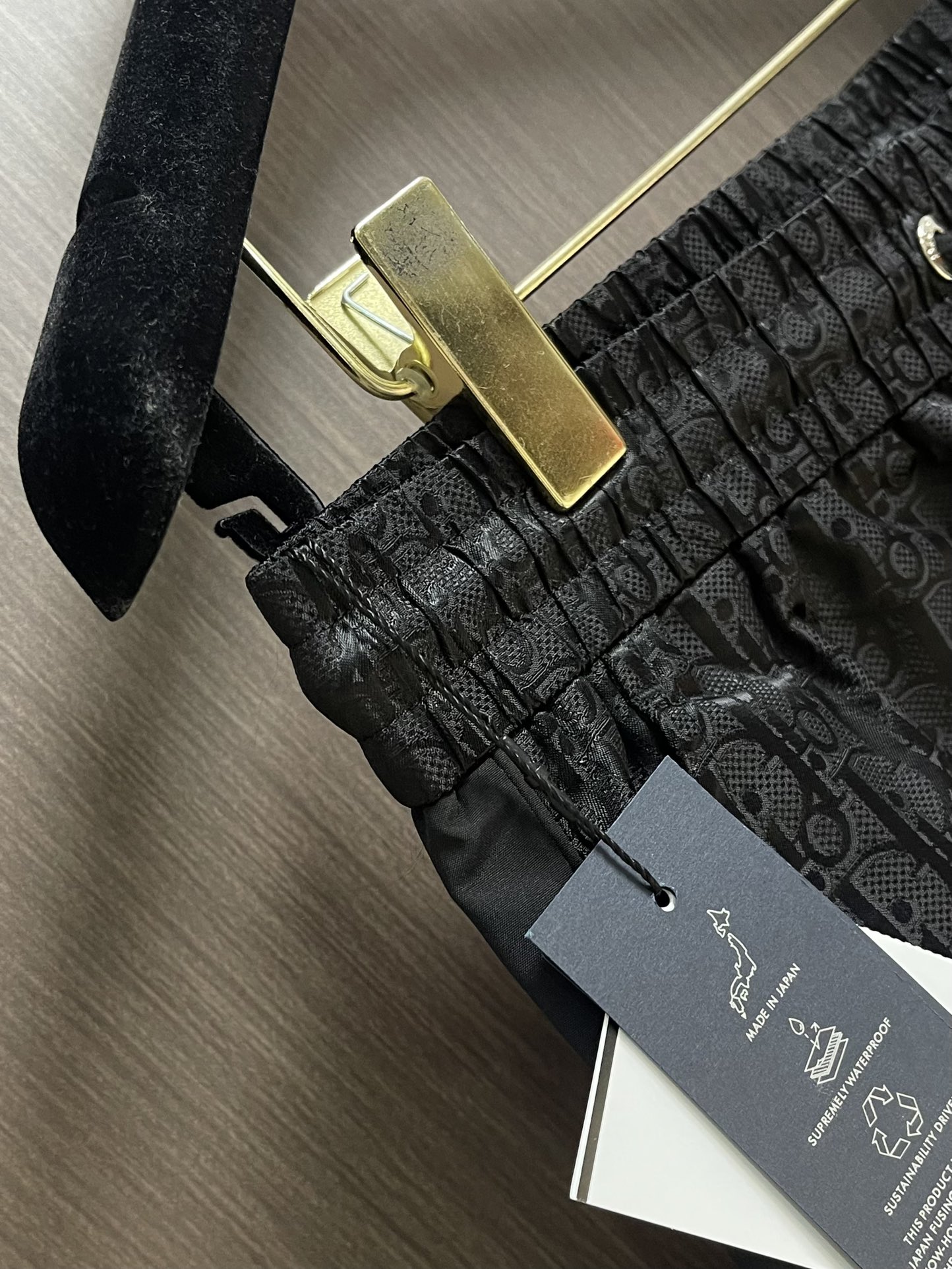 Dior 2025SS早秋层经典暗花休闲裤，从材质来看，采用100％涤纶打造，质感上乘，不仅有着出色的垂